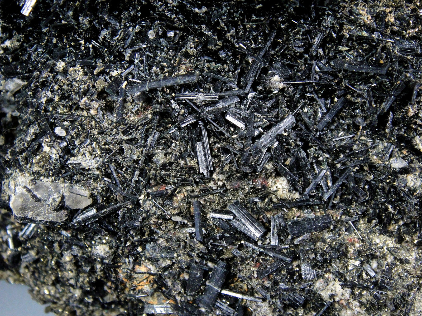 Ferro-actinolita
Cristal mayor de 2 cm.
(Autor: Antonio P. López)