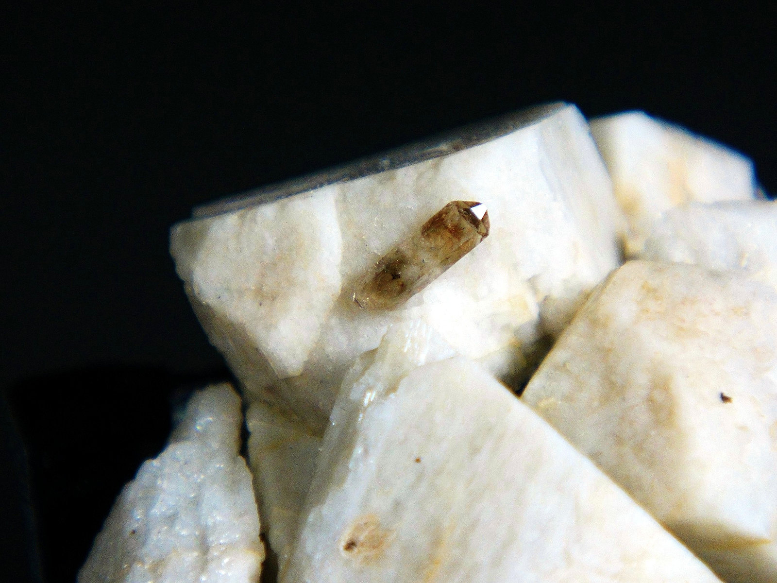 Apatito (Grupo) sobre Microclina
Cristal de 1 cm.
(Autor: Antonio P. López)