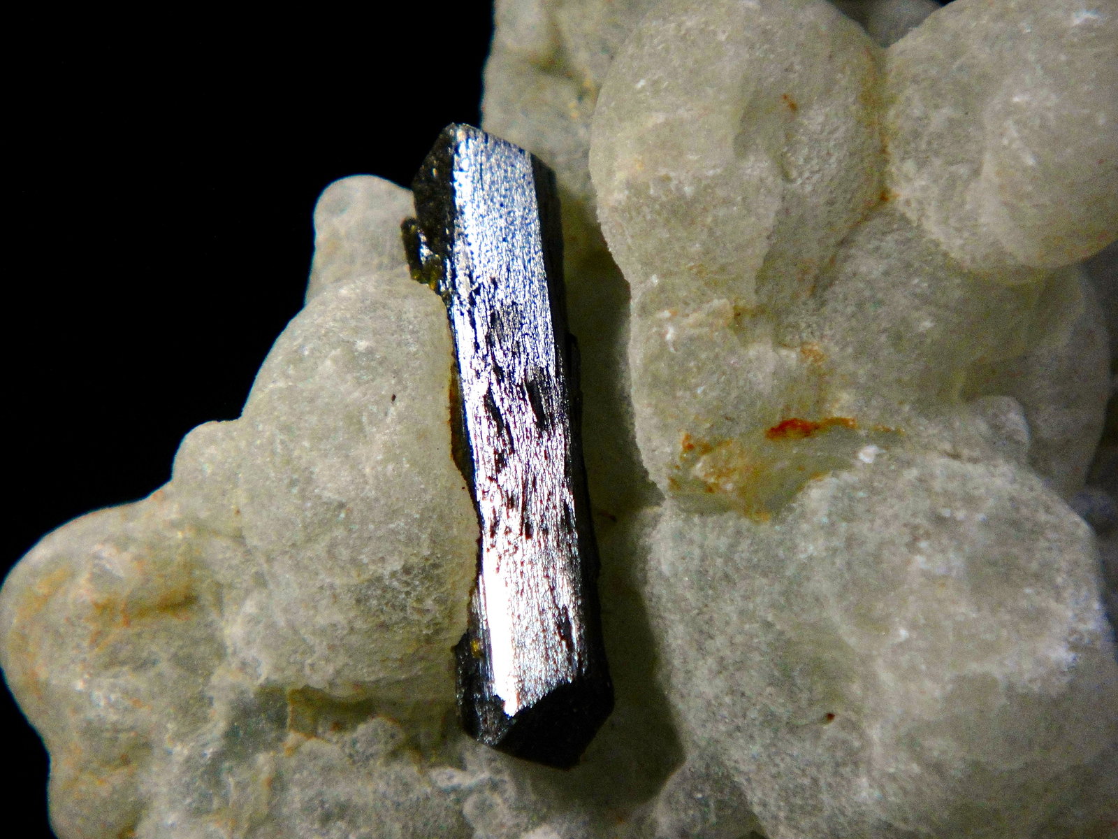 Prehnita, Epidota
Cristal de 2,5 cm.
(Autor: Antonio P. López)