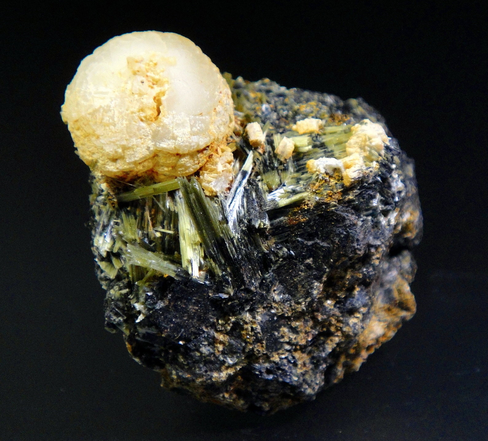 Prehnita, Ferroactinolita
4 x 3 cm.
(Autor: Antonio P. López)