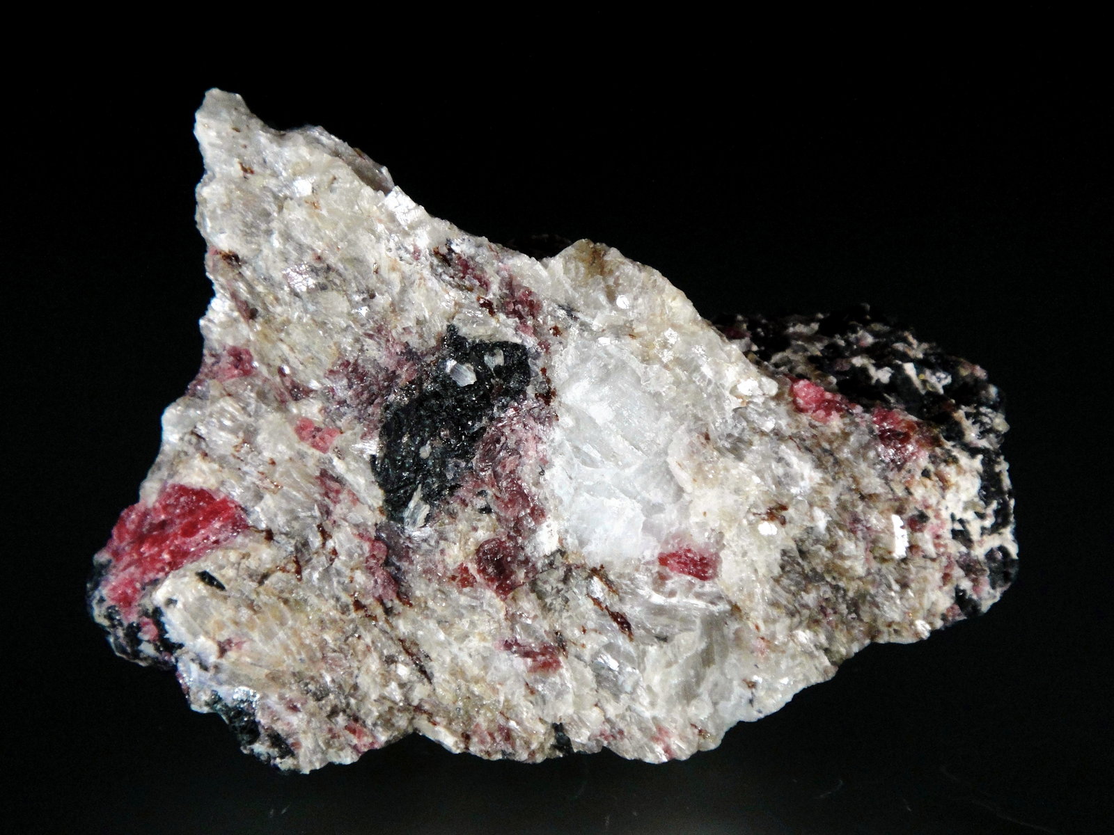 Agrellita, Eudialita, Aegirina
7 x 5 cm.
(Autor: Antonio P. López)