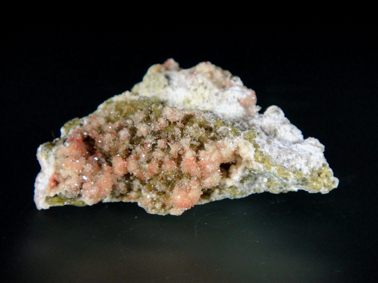 Shijiangshanita, Calcita, Datolita, Andradita
4 x 2 cm.
(Autor: Antonio P. López)