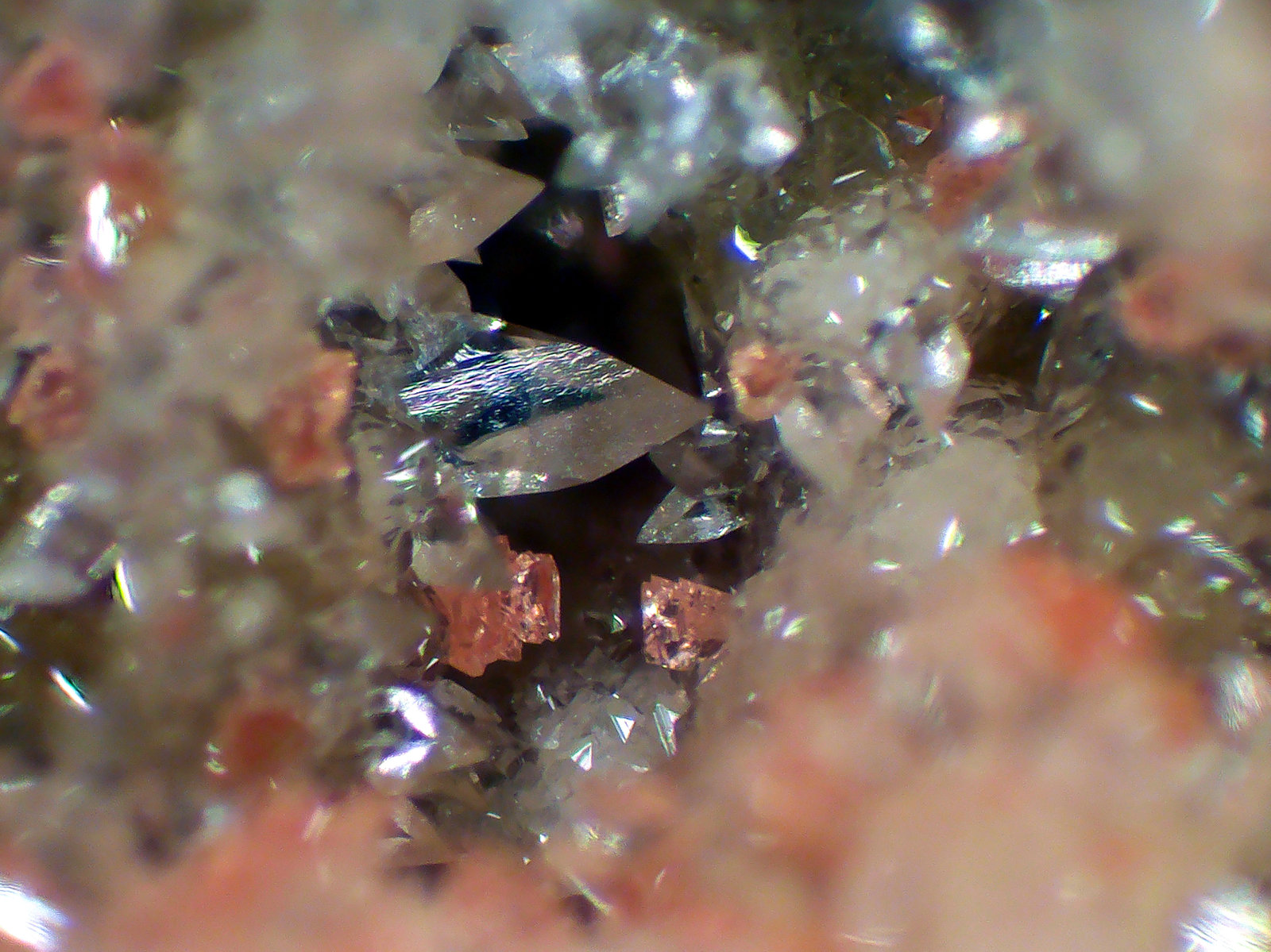 Shijiangshanita, Calcita
Campo de visión 3 mm.
(Autor: Antonio P. López)