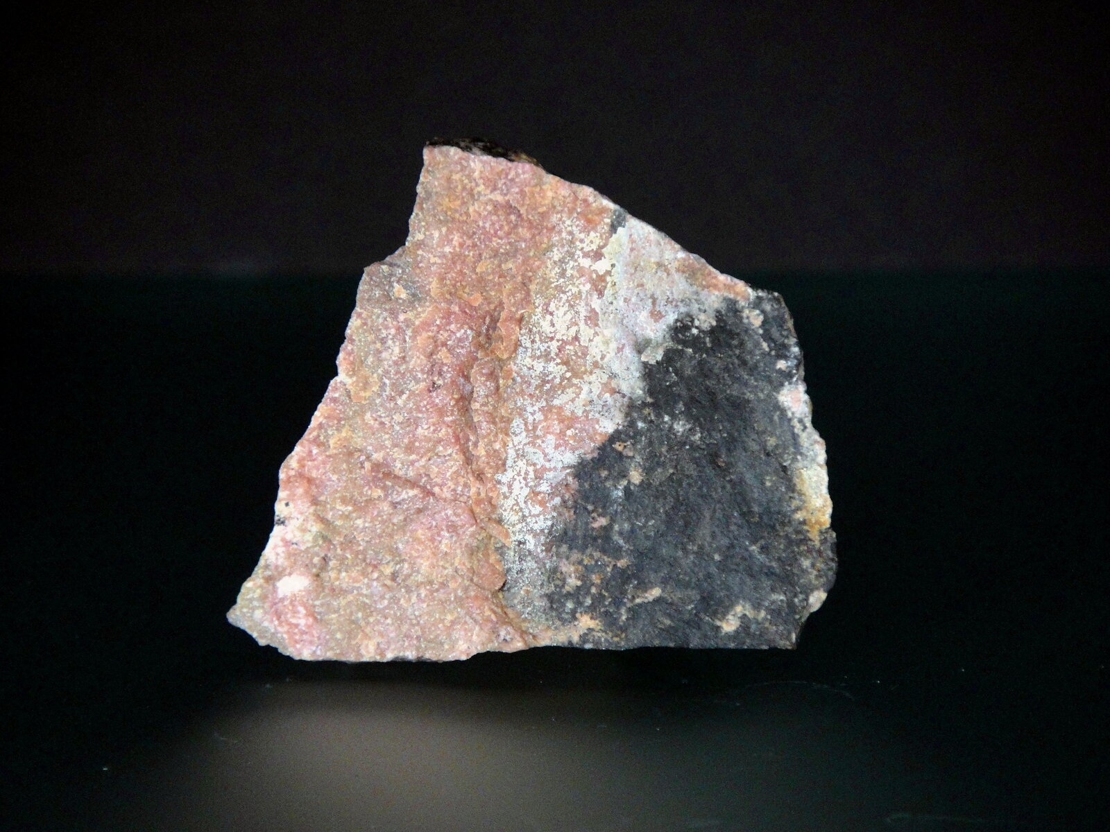 Piroxmangita
Mina Serrana, El Molar, Comarca Priorat, Tarragona, Catalunya / Cataluña, España
4,5 x 4,5 cm.
(Autor: Antonio P. López)
