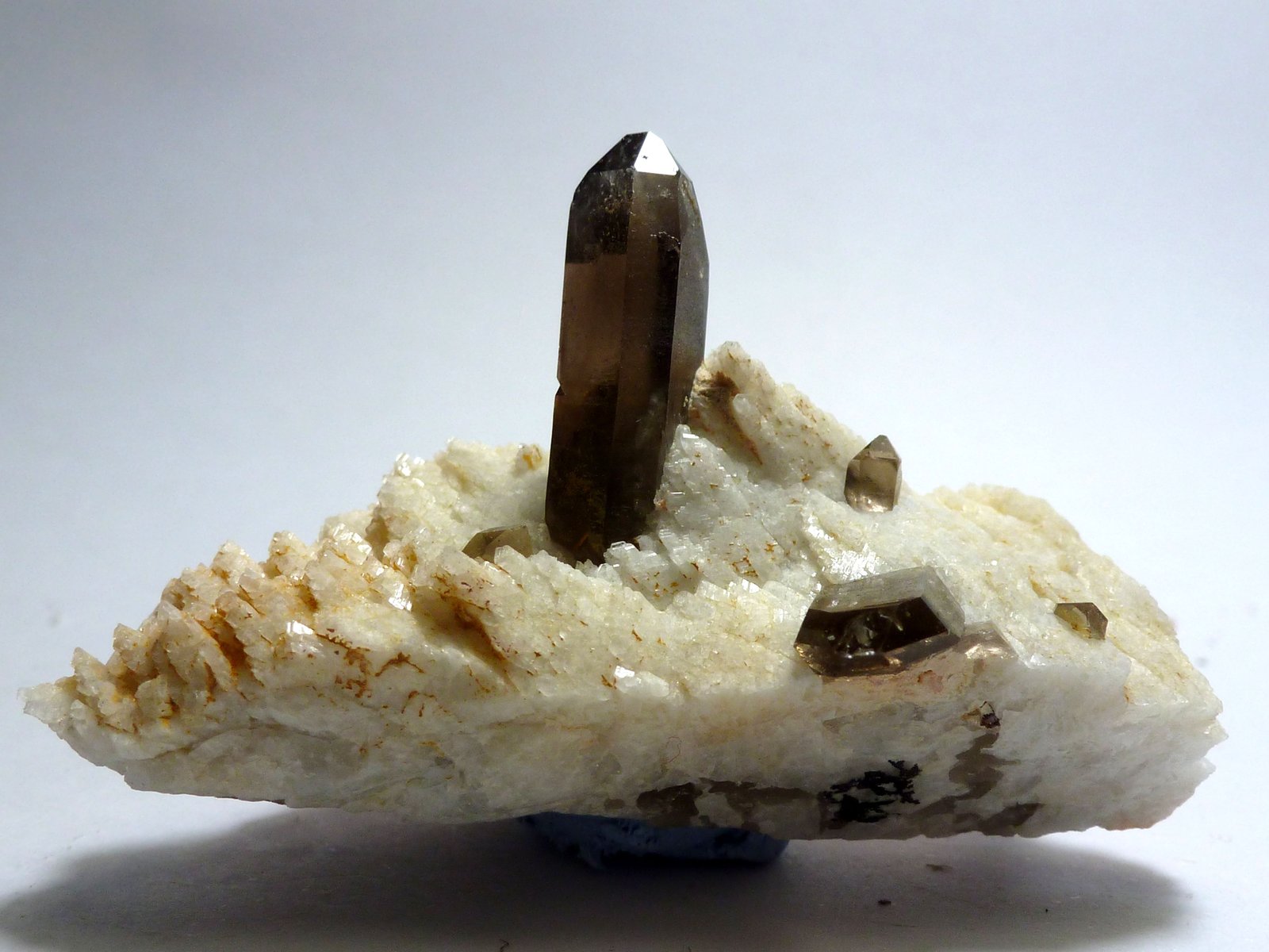 Cuarzo (variedad ahumado) y Albita
Medida: 5,5 x 3 x 3,5 cm
(Autor: Sergio Pequeño)