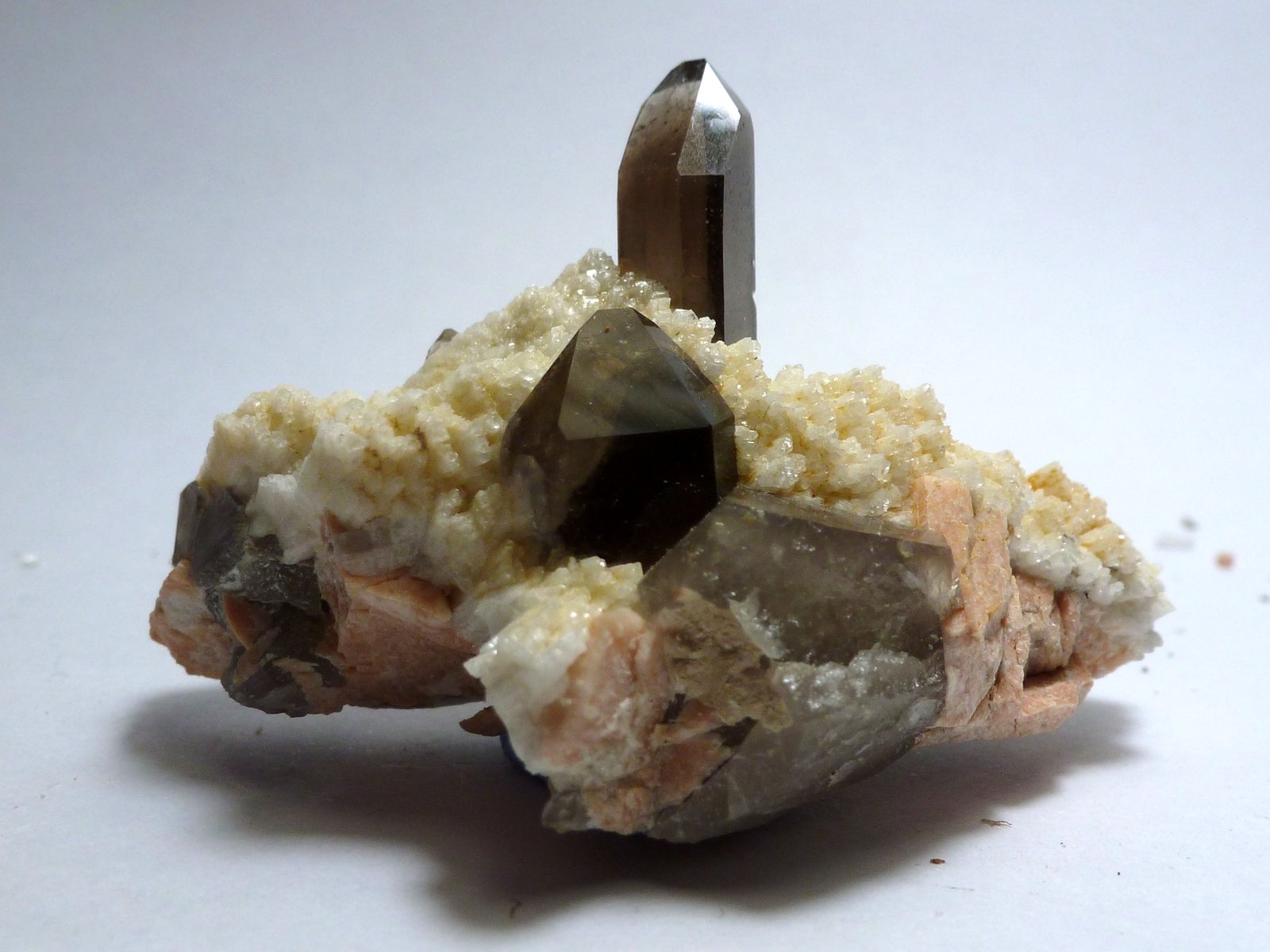 Cuarzo (variedad ahumado) y Albita
Medida: 5,5 x 3 x 3,5 cm
(Autor: Sergio Pequeño)