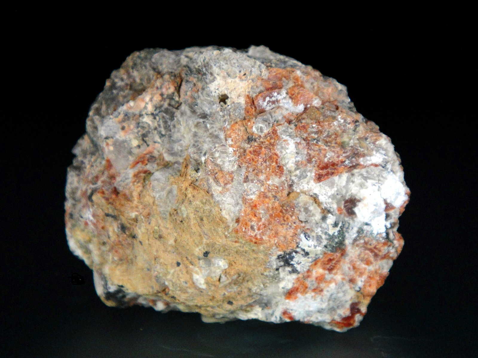 Armstrongita, Aegirina, Ortoclasa
5 x 5 cm.
(Autor: Antonio P. López)