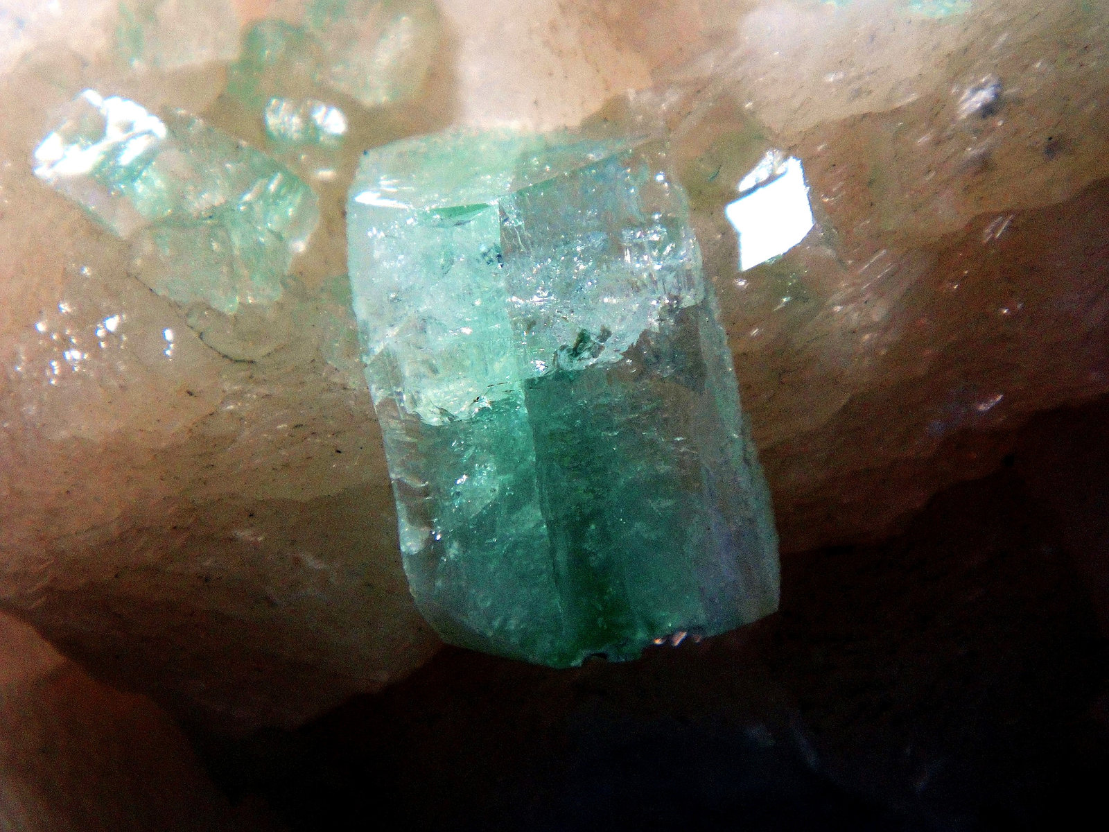 Fluorapophyllita-(K) (Apofilita), Stilbita-Ca (Estilbita-Ca)
Cristal de 3 cm.
(Autor: Antonio P. López)