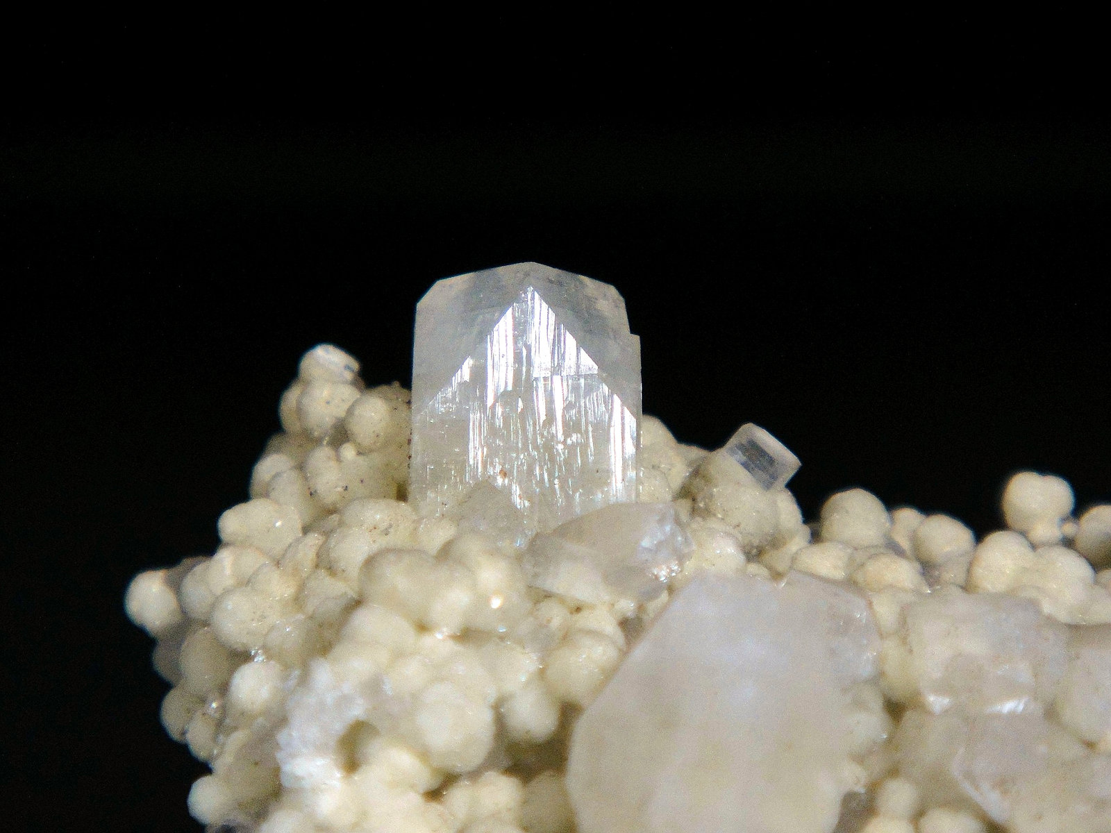 Fluorapophyllita-(K) (Apofilita) sobre Girolita
Cristal de 2 cm.
(Autor: Antonio P. López)