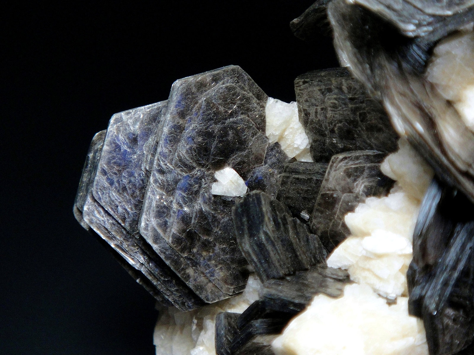 Moscovita y Albita
Cristal de 4 cm.
(Autor: Antonio P. López)