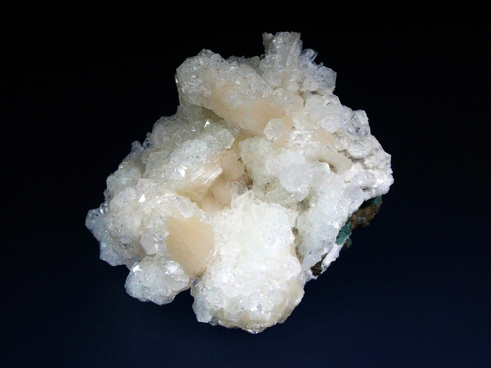 Fluorapophyllita-(K) (Apofilita), Stilbita-Ca (Estilbita-Ca)
7 x 6 cm.
(Autor: Antonio P. López)