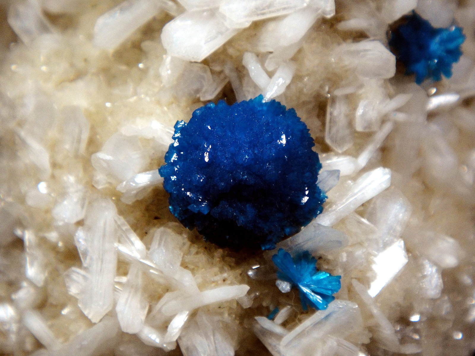 Cavansita y Stilbita-Ca (Estilbita-Ca)
Esfera de 2 cm.
(Autor: Antonio P. López)