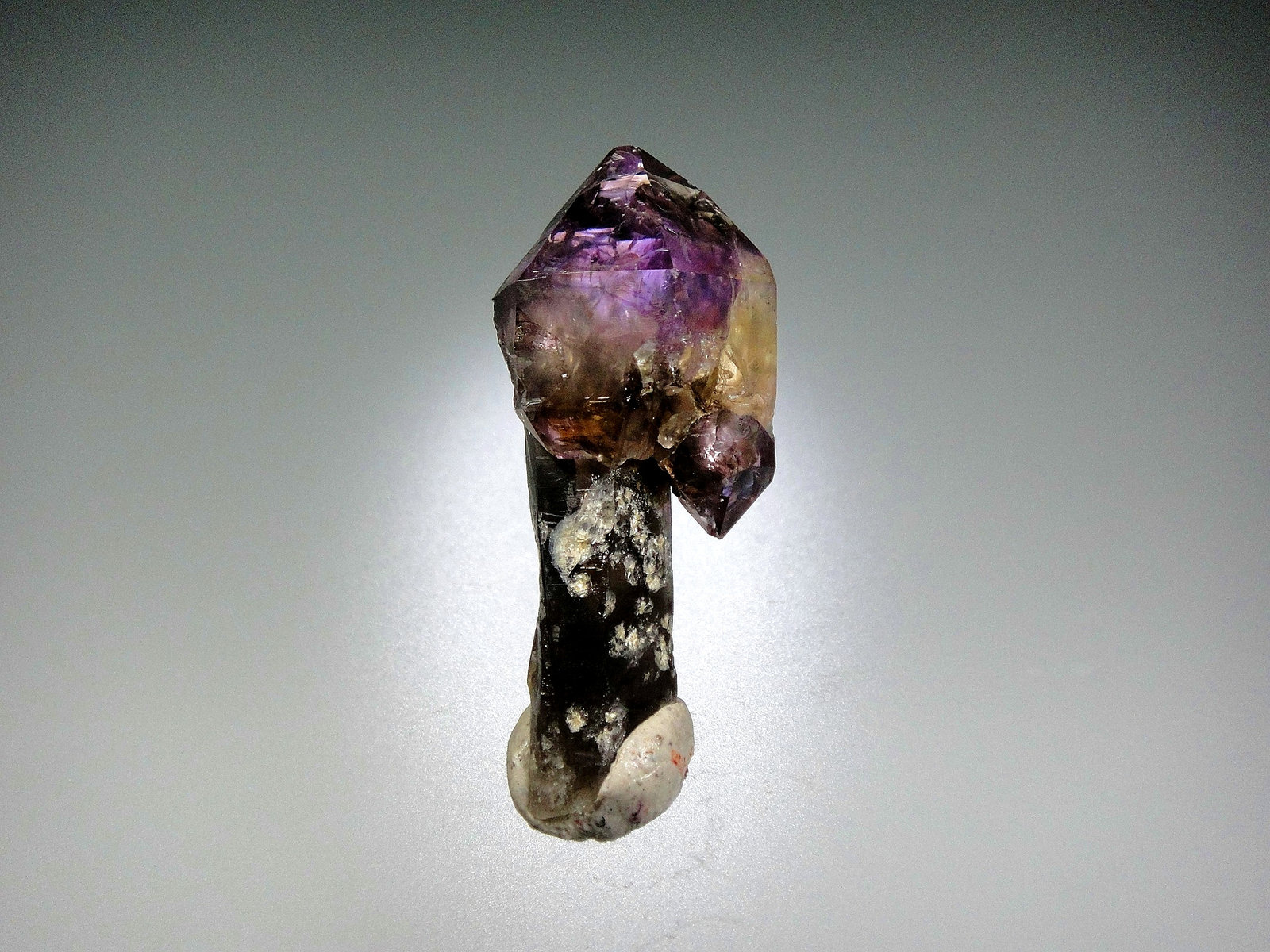 Cuarzo (variedad amatista)
4,5 x 2 cm.
(Autor: Antonio P. López)