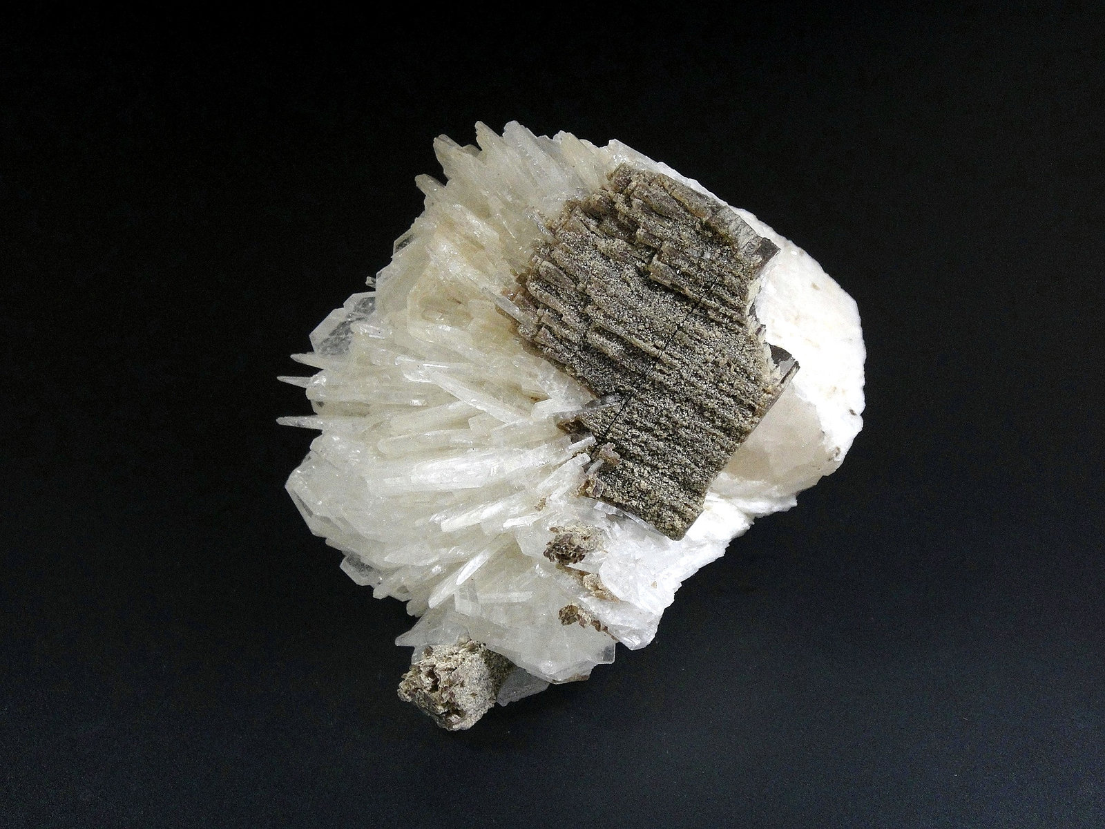 Albita (variedad cleavelandita)
8 x 8 cm.
(Autor: Antonio P. López)