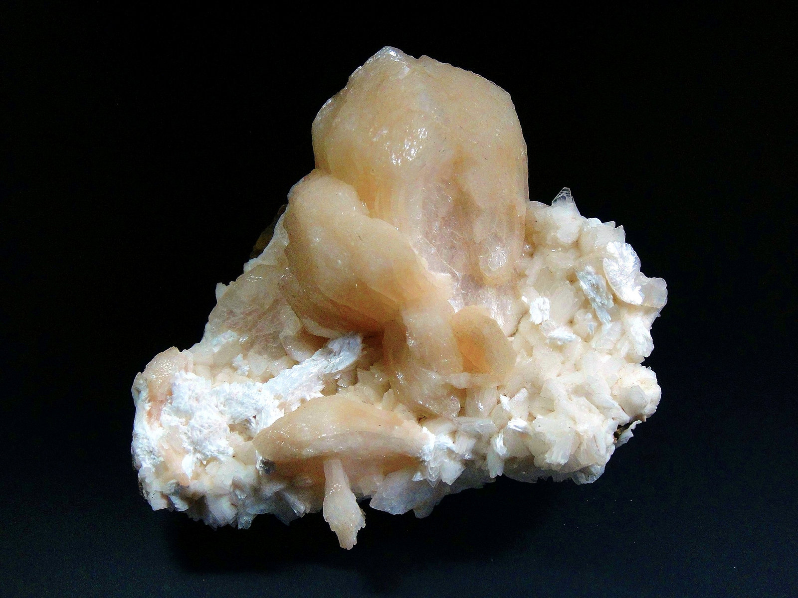 Stilbita-Ca (Estilbita-Ca) y Laumontita
9 x 8 cm.
(Autor: Antonio P. López)