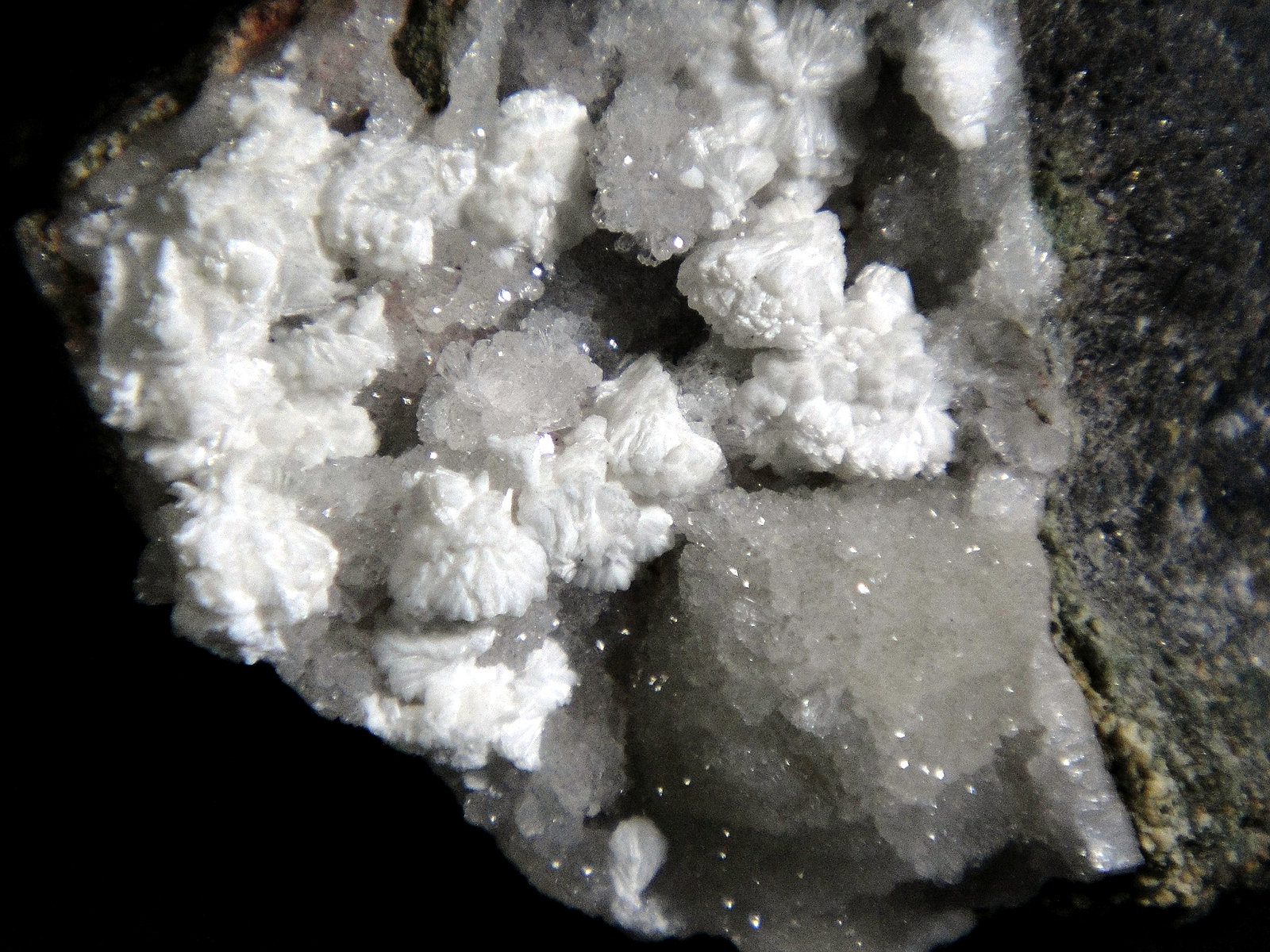 Gonnardita y Phillipsita-Ca
Campo de visión 4 cm.
(Autor: Antonio P. López)