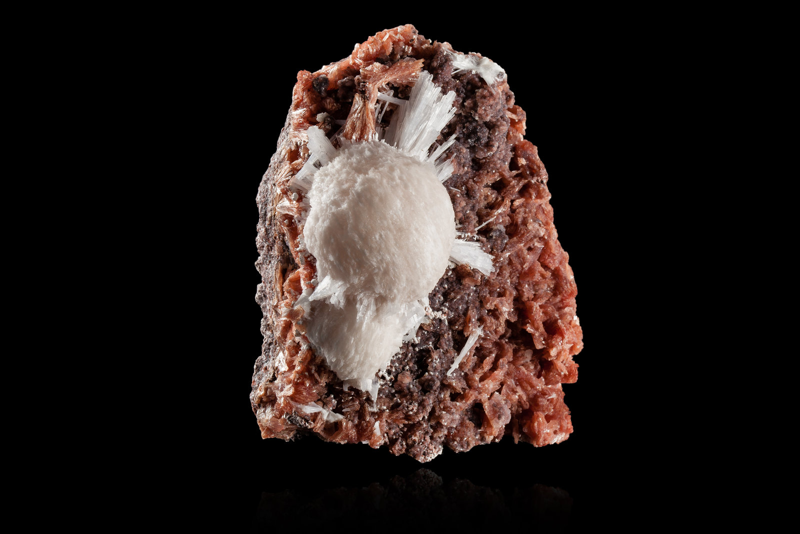 Thomsonita con Natrolita y Inesita
11 x 9 x 7,5 cm
(Autor: Museo MIM)