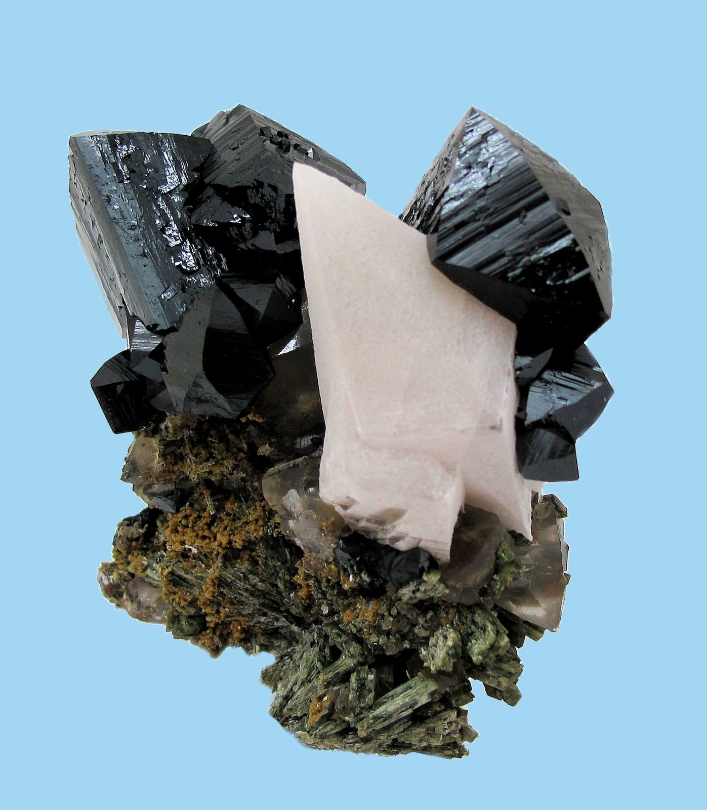 Ilvaíta, Calcita, Actinolita, Cuarzo, Andradita
64 mm x 61 mm
(Autor: Carles Millan)