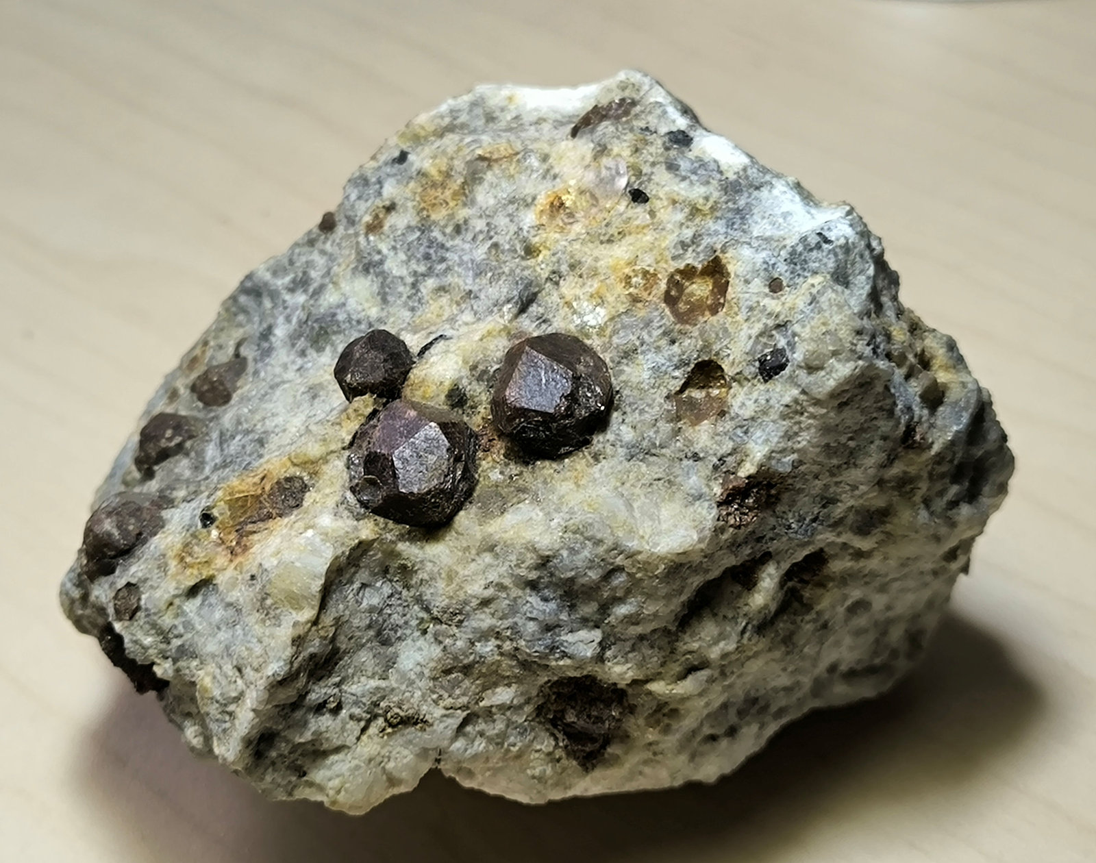 Almandina, Moscovita
82 mm x 74 mm. Cristal mayor: 10 mm. Masa: 331 g.
(Autor: Carles Millan)