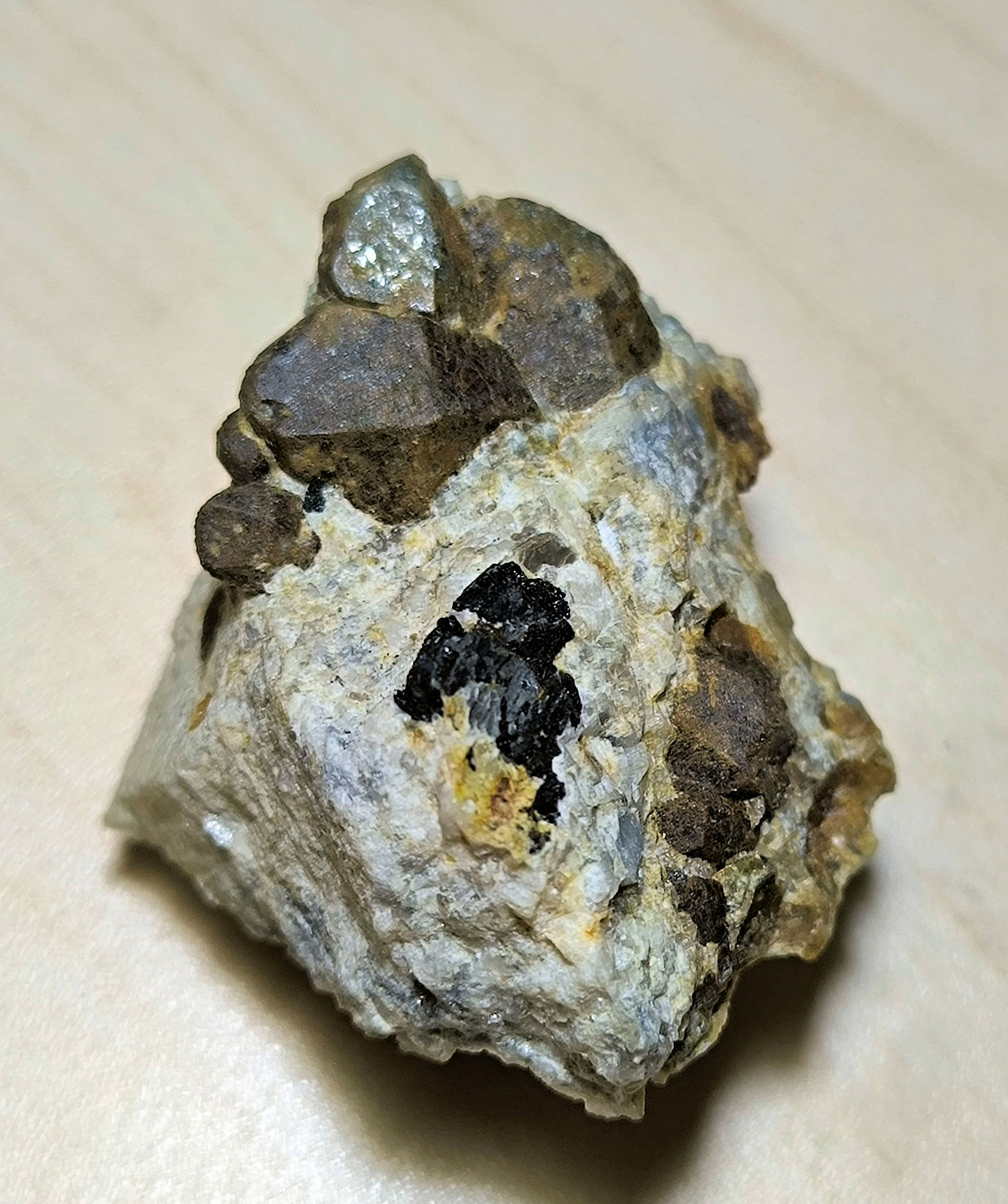 Almandina, Schorlo, Moscovita
50 mm x 40 mm. Cristal mayor: 20 mm. Masa: 54 g.
(Autor: Carles Millan)