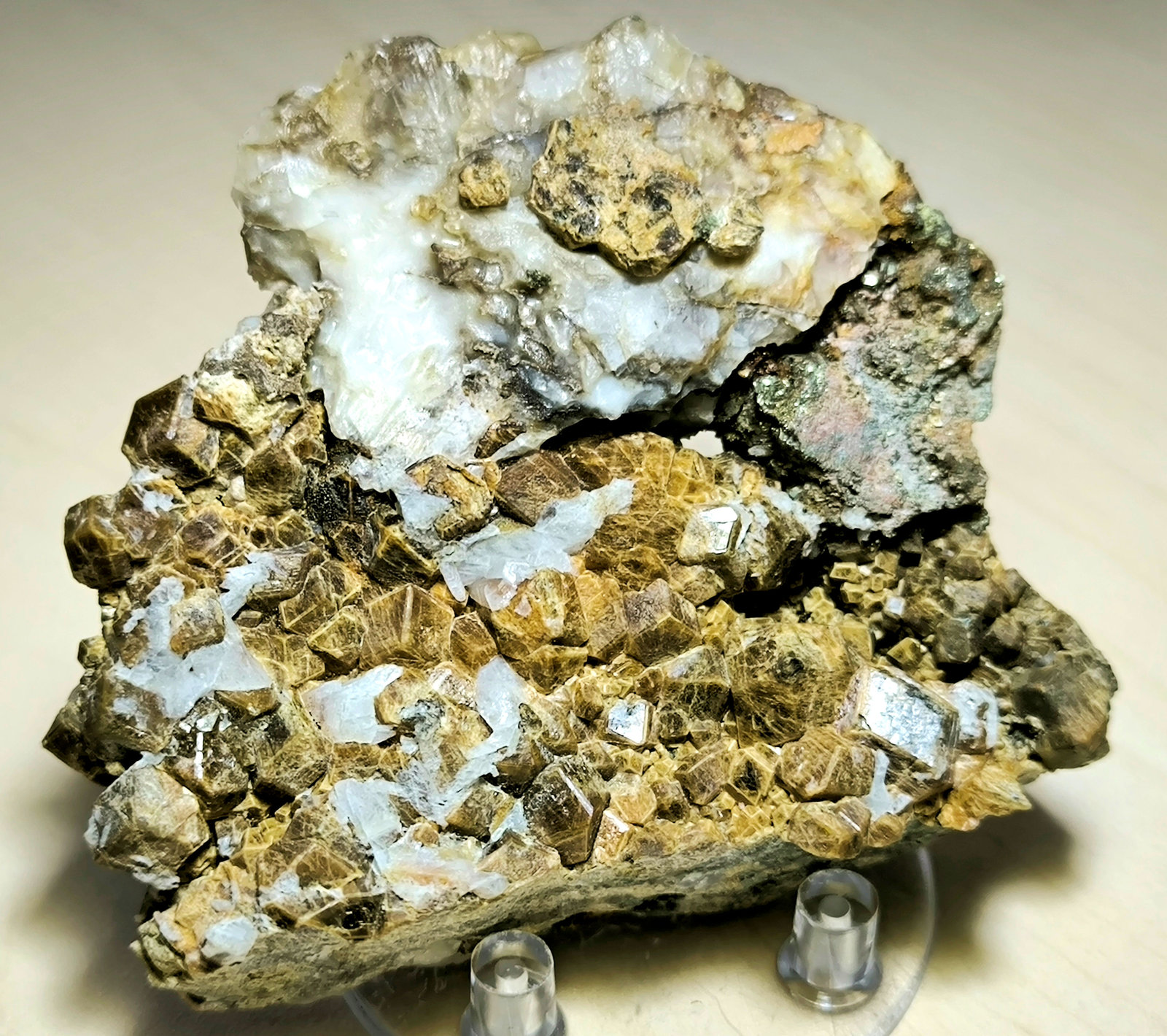 Grosularia, Calcita, Pirita
75 mm x 68 mm. Cristal mayor: 10 mm. Masa: 121 g.
(Autor: Carles Millan)