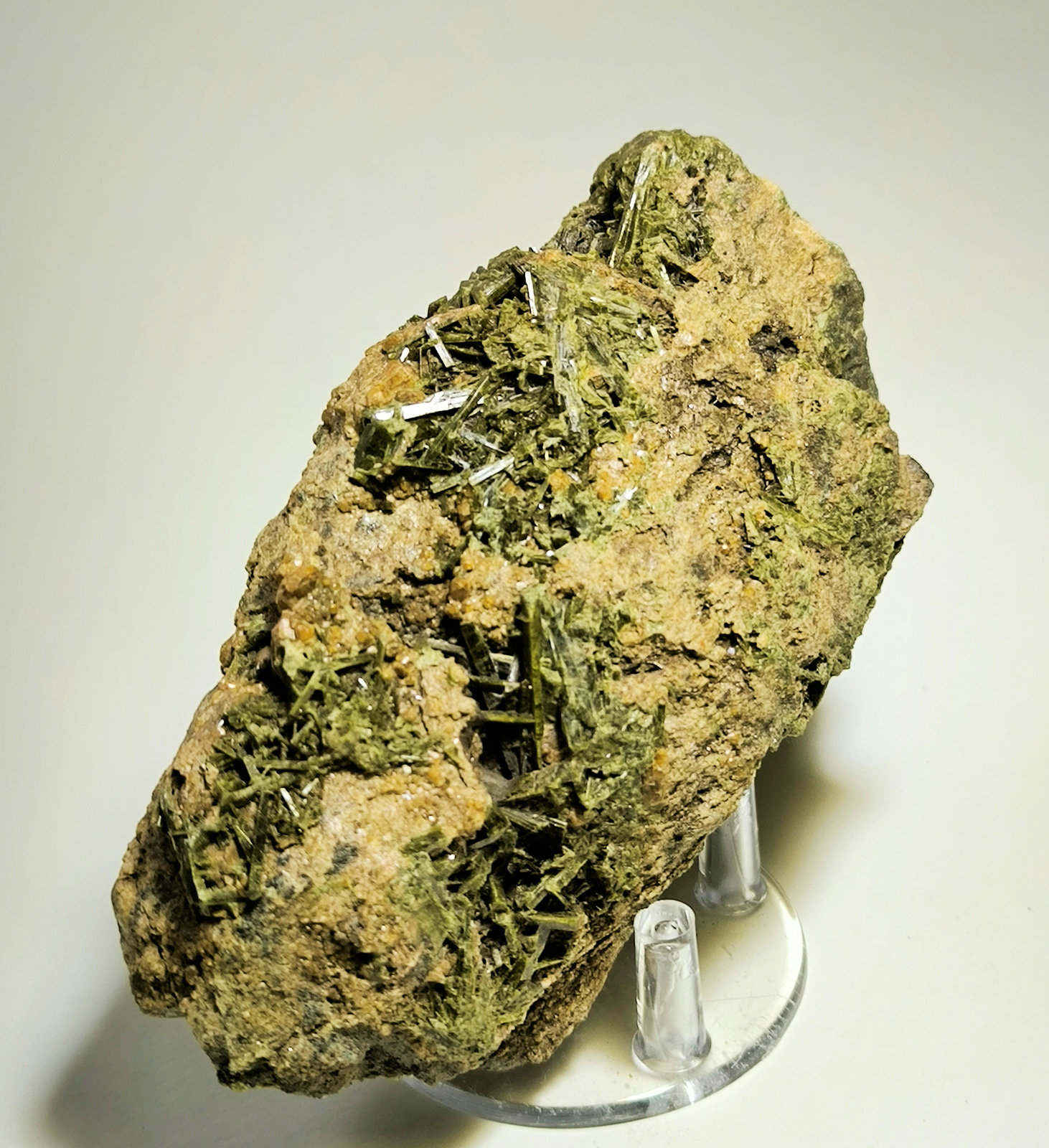 Epidota, Grosularia
105 mm x 70 mm. Cristal mayor: 17 mm. Masa: 360 g.
(Autor: Carles Millan)