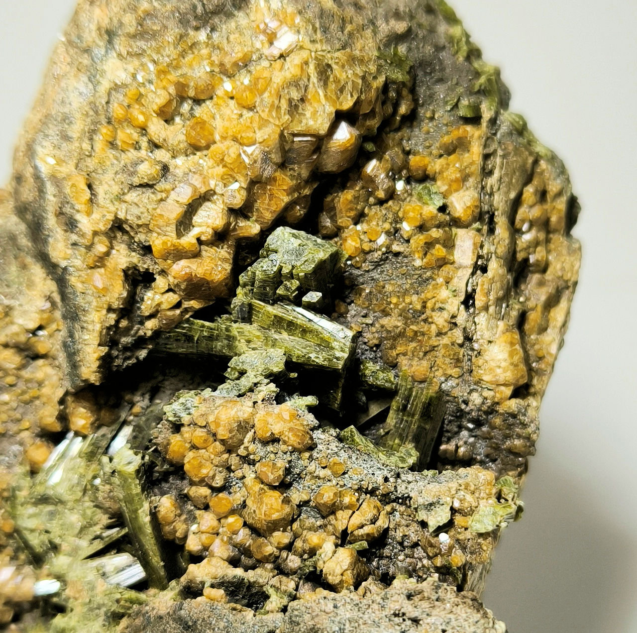 Epidota, Grosularia
105 mm x 70 mm. Cristal mayor: 17 mm. Masa: 360 g.
(Autor: Carles Millan)