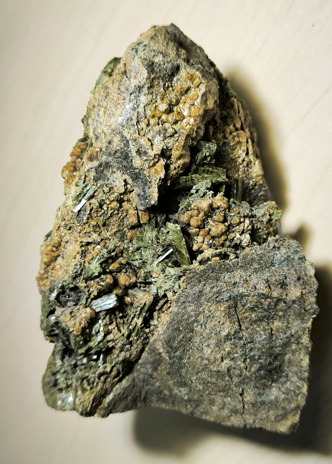 Epidota, Grosularia
105 mm x 70 mm. Cristal mayor: 17 mm. Masa: 360 g.
(Autor: Carles Millan)