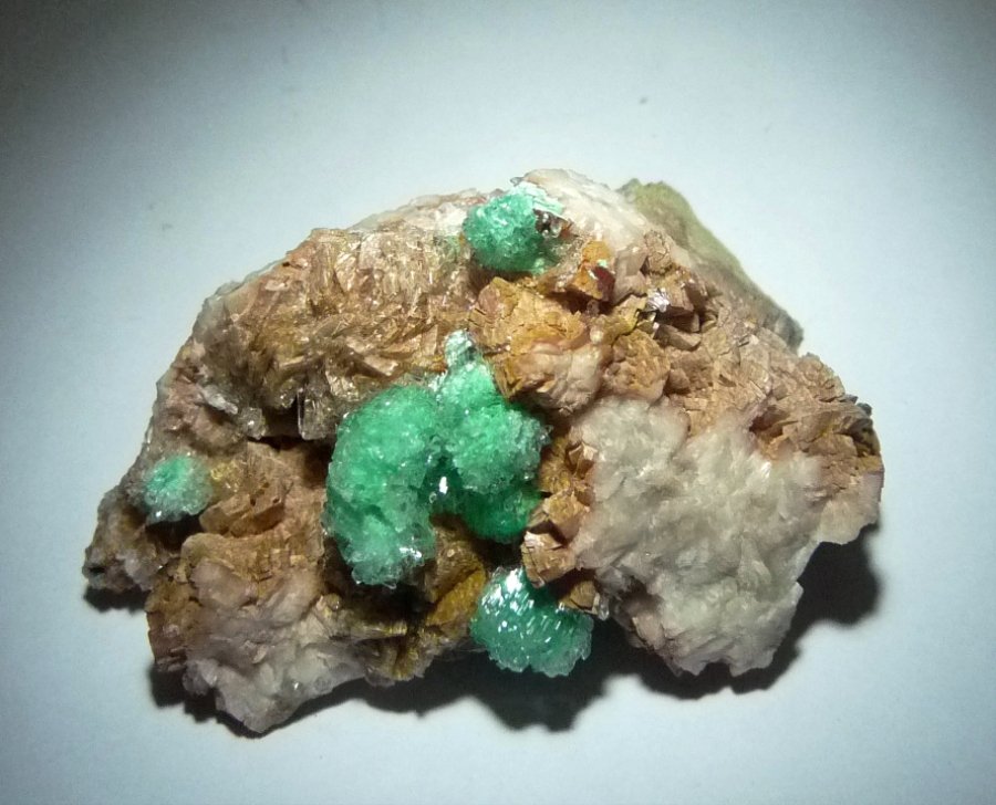 Rosasita con Yeso y Dolomita
50x35 mm.
(Autor: Jesus Franquesa Baucells)
