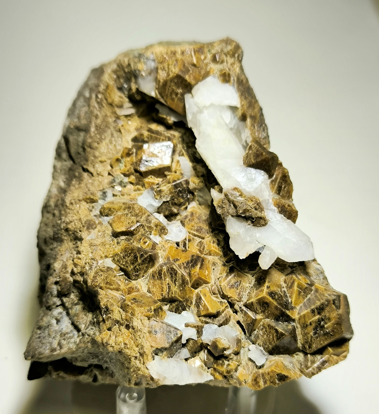 Grosularia, Cuarzo
107 mm x 68 mm. Masa: 464 g.
(Autor: Carles Millan)