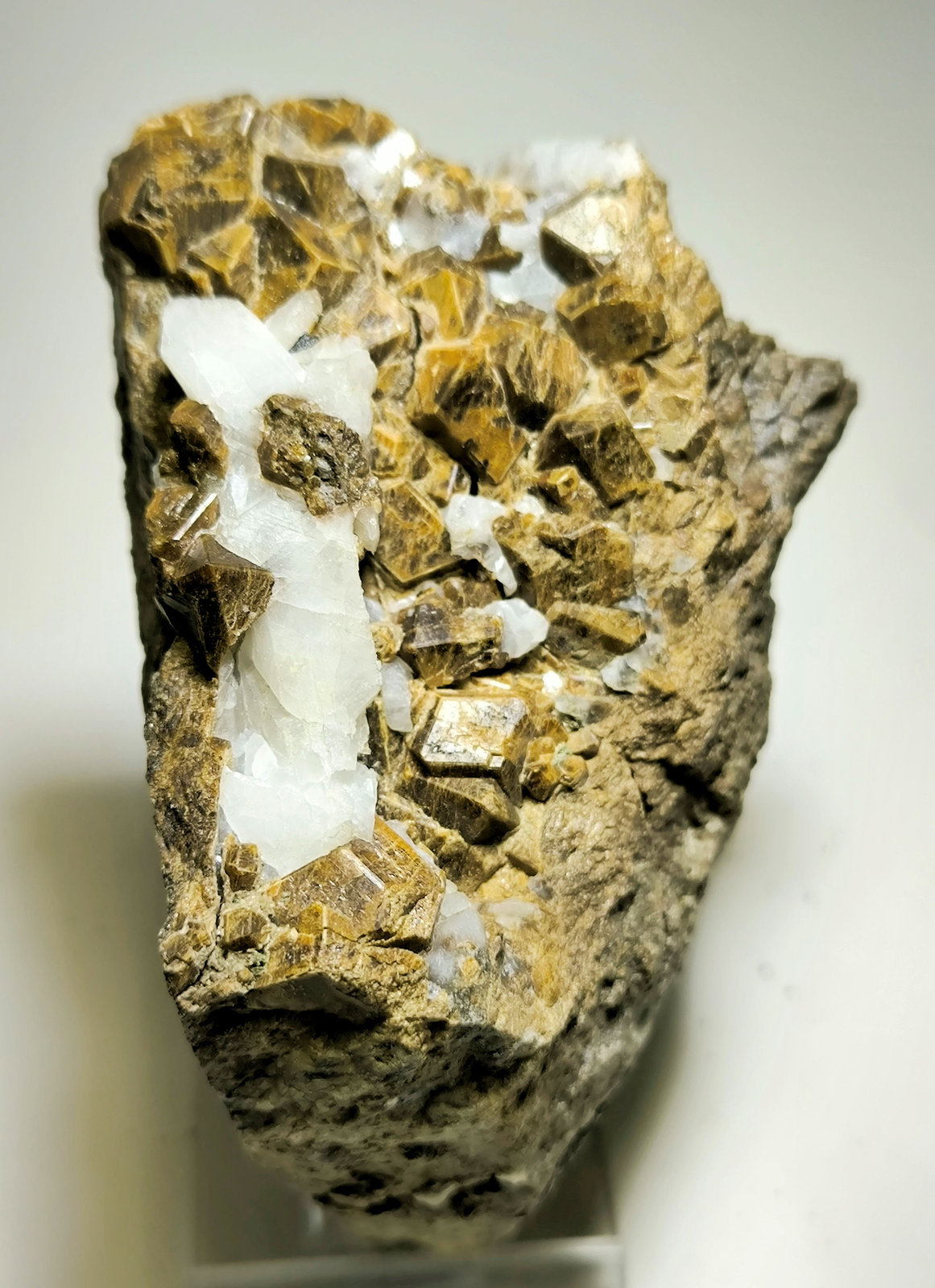 Grosularia, Cuarzo
107 mm x 68 mm. Masa: 464 g.
(Autor: Carles Millan)