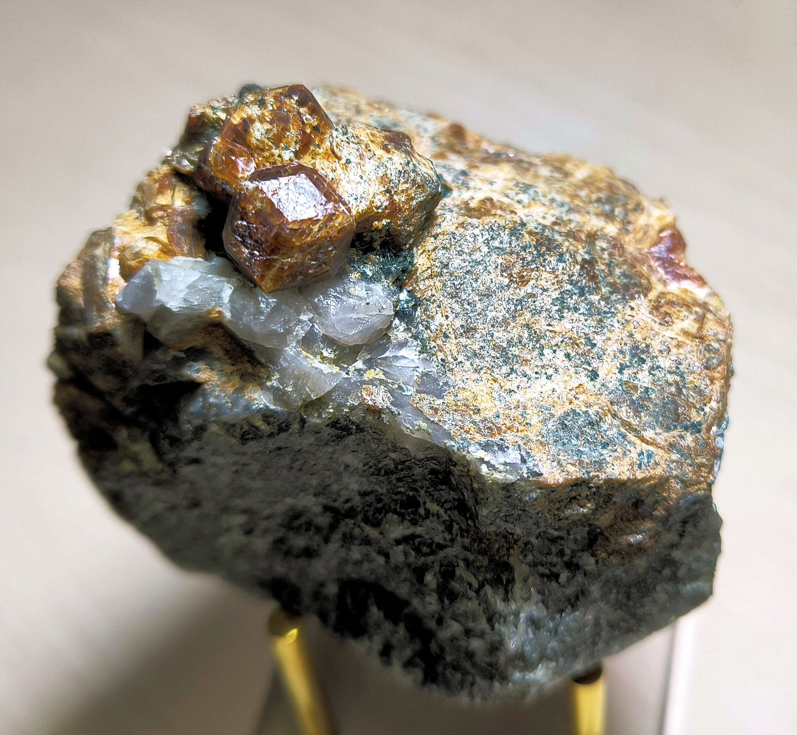 Grosularia
72 mm x 69 mm x 47 mm. Cristal mayor: 13 mm. Masa: 308 g.
(Autor: Carles Millan)