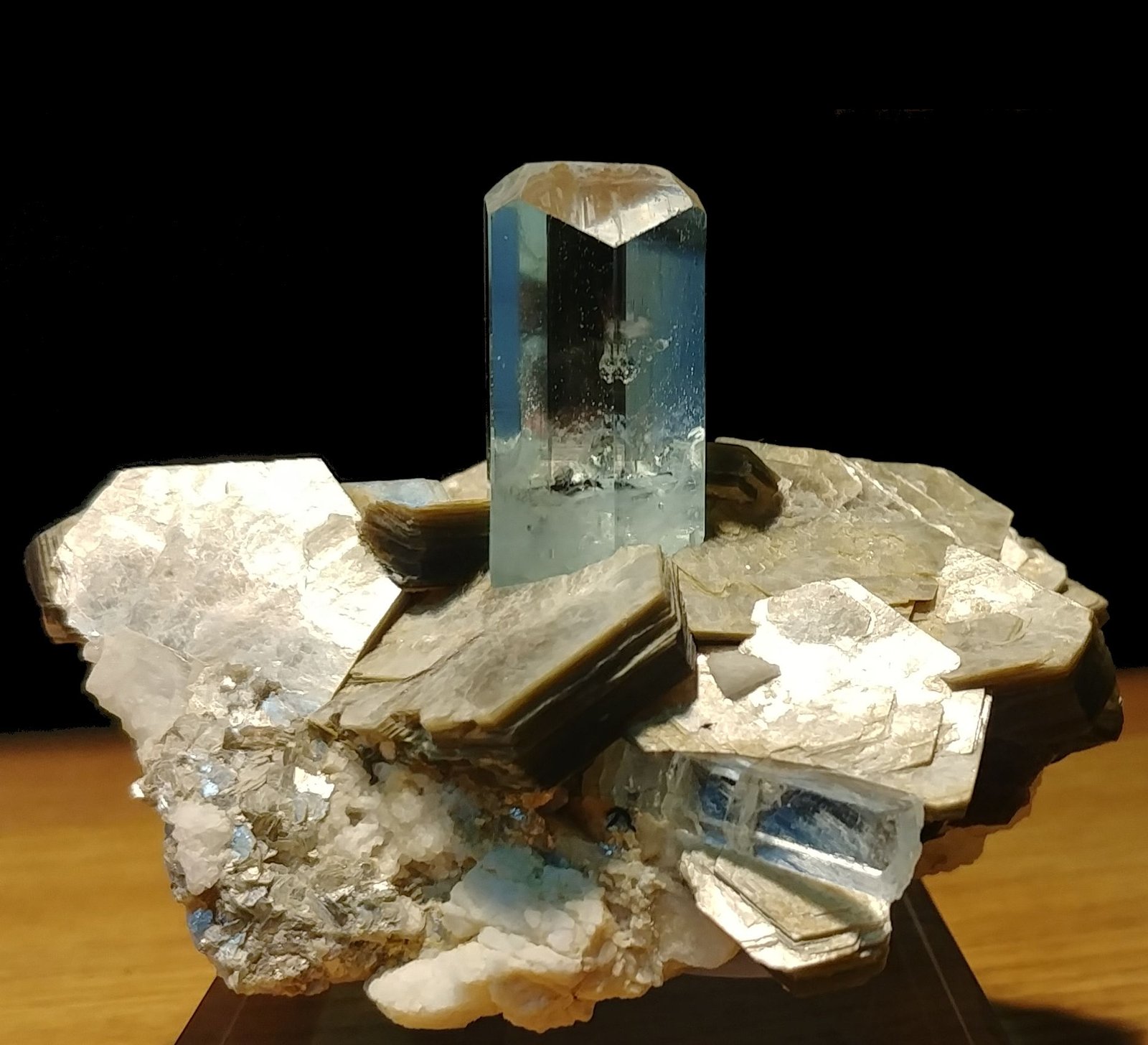 Berilo, Moscovita
100mm x 88mm x 76mm; cristal principal de berilo: 38mm de altura (parte visible) y 20mm de anchura.
(Autor: Carles Millan)