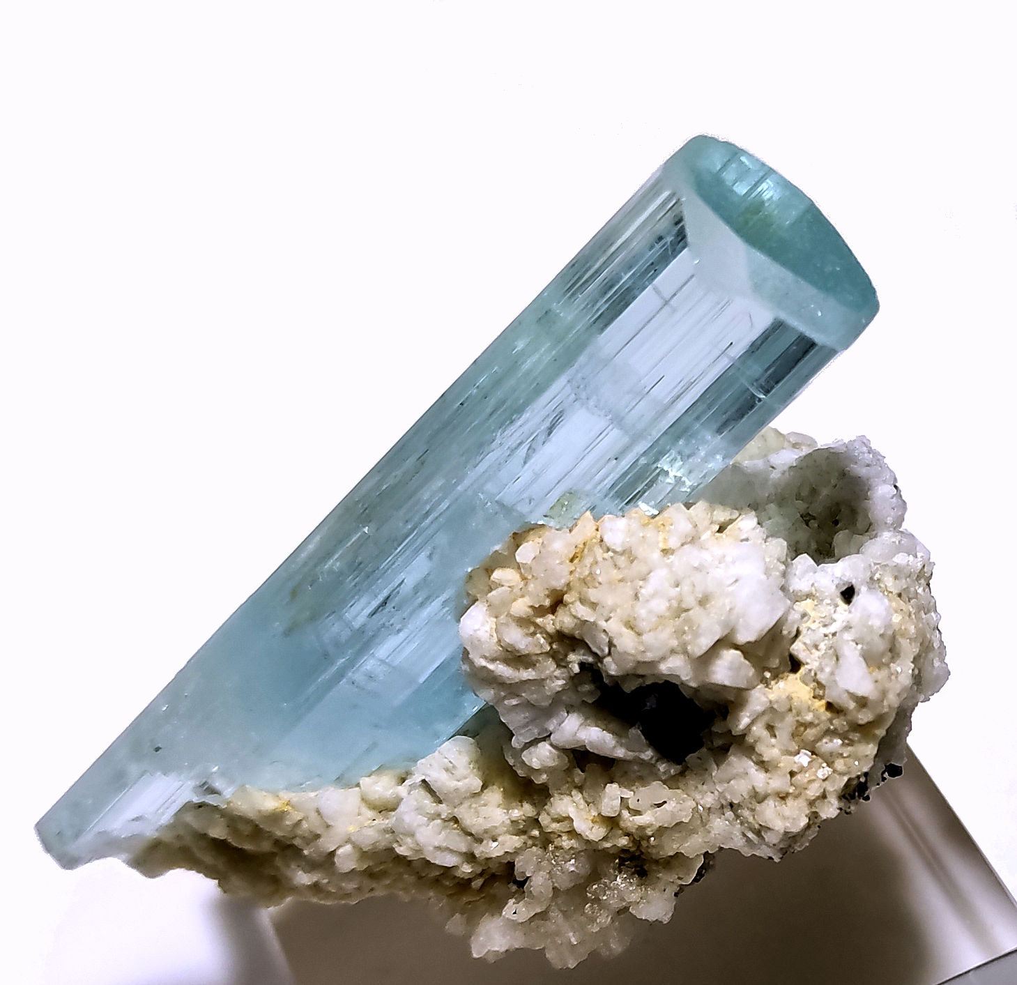 Berilo, albita, cuarzo, chorlo
74 mm x 46 mm. Cristal de berilo: 74 mm altura, 18 mm anchura. Masa: 94 g
(Autor: Carles Millan)