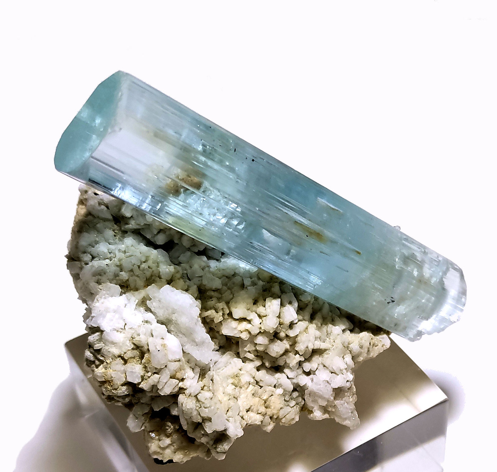 Berilo [Beryl], Albita [Albite], Cuarzo [Quartz], Chorlo [Schorl]
74 mm x 46 mm. Cristal de berilo: 74 mm altura, 18 mm anchura. Masa: 94 g
(Autor: Carles Millan)
