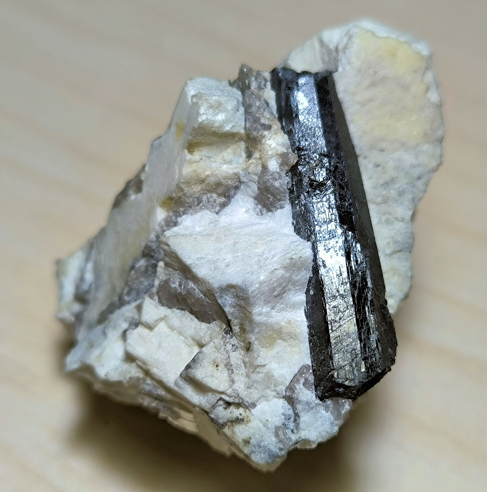 Schorlo, Moscovita
56 mm x 43 mm. Cristal mayor: 35 mm. Masa: 62 g.
(Autor: Carles Millan)