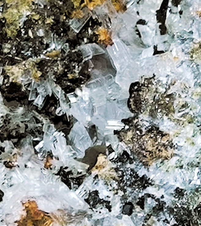 Hemimorfita, Andradita
78 mm x 42 mm. Cristal mayor: 4 mm. Masa: 129 g.
(Autor: Carles Millan)