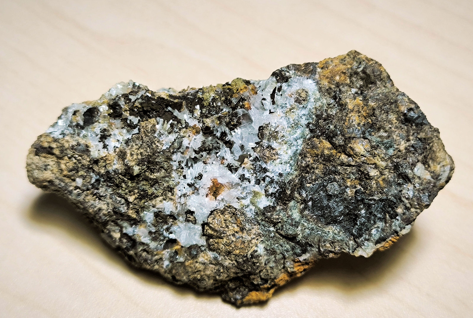 Hemimorfita, Andradita
78 mm x 42 mm. Cristal mayor: 4 mm. Masa: 129 g.
(Autor: Carles Millan)