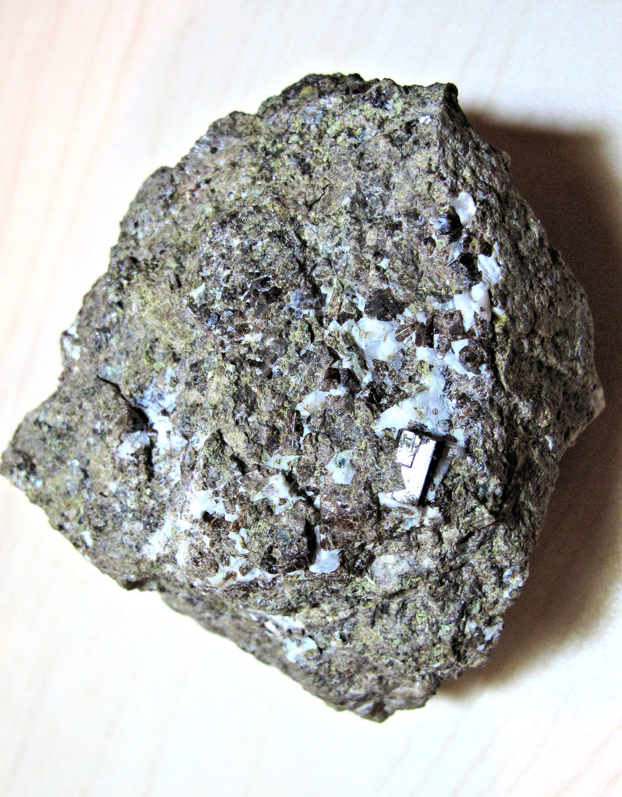 Vesuvianita, Albita
76 mm x 65 mm. Cristal mayor: 6,5 mm
(Autor: Carles Millan)