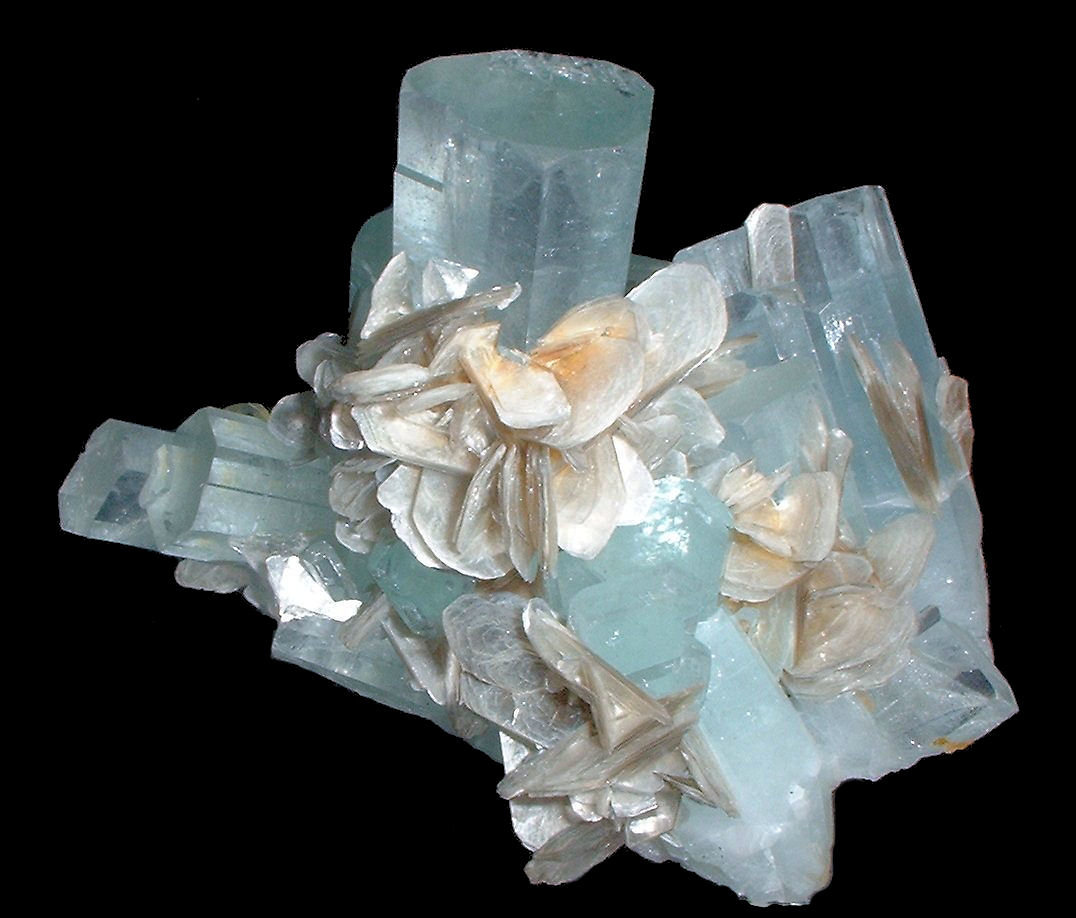 Berilo, Moscovita
100 mm x 70 mm. Cristal principal de berilo: 22 mm de anchura
(Autor: Carles Millan)