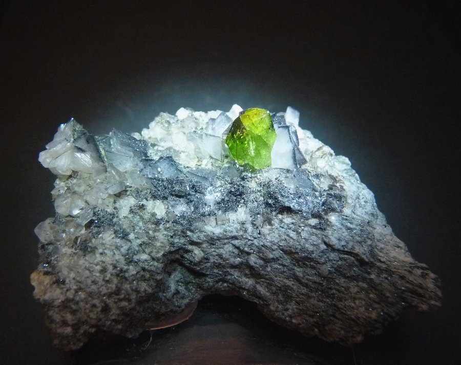Titanita
60x40 mm., cristal 10x8 mm.
(Autor: Jesus Franquesa Baucells)