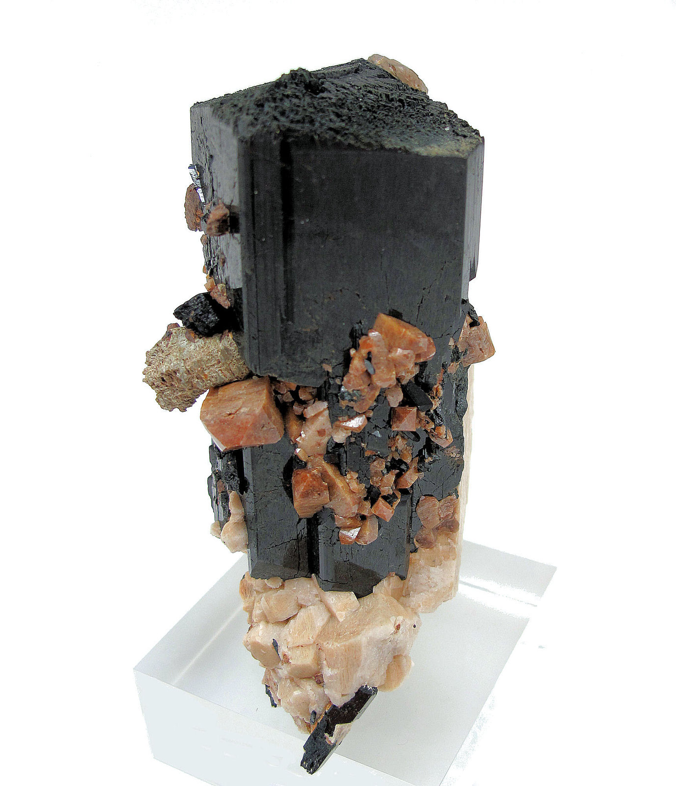 Aegirina, zircón, ortoclasa, parisita-(Ce)
82 mm x 66 mm. Cristal principal: 82 mm de altura
(Autor: Carles Millan)