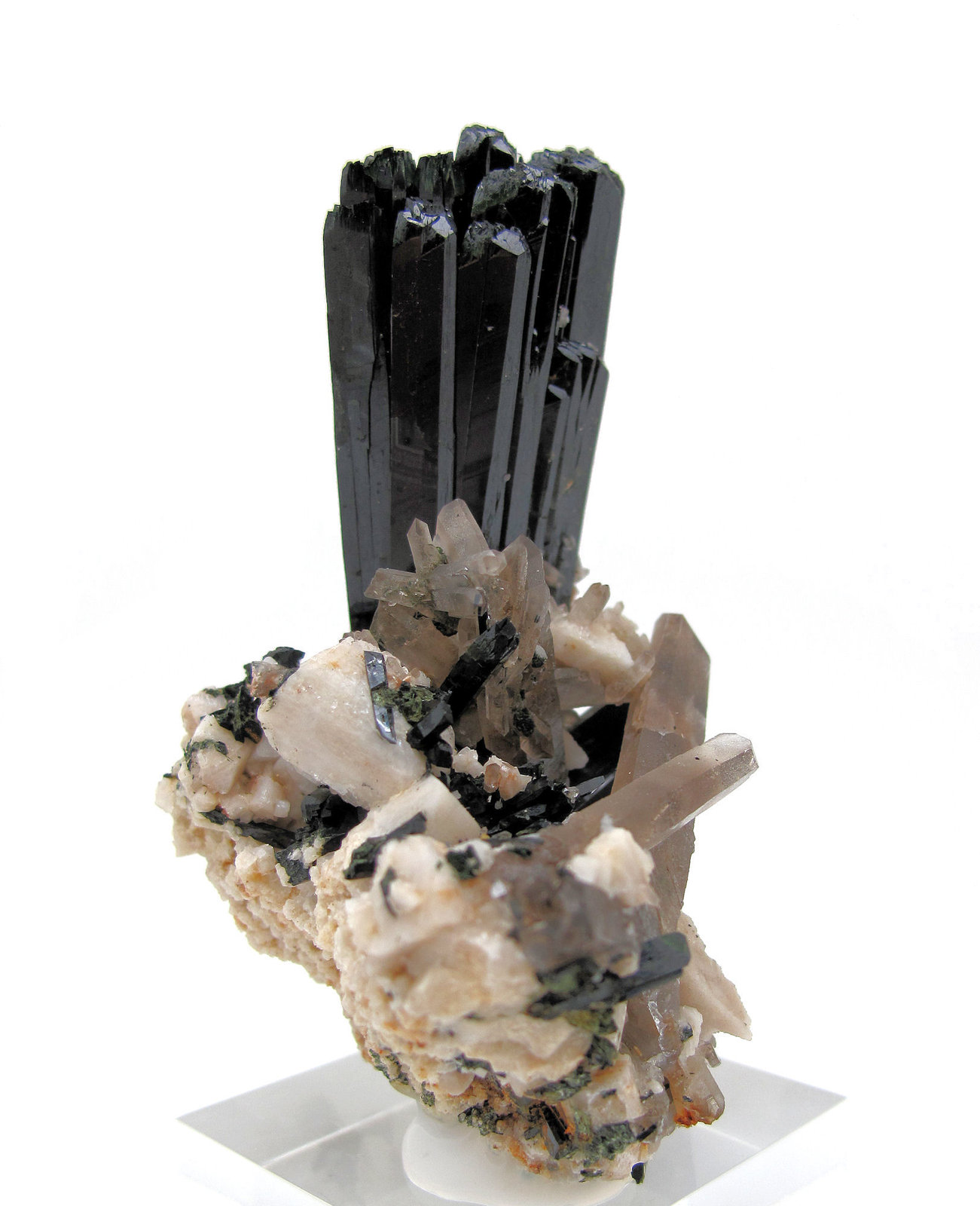 Aegirina, cuarzo, ortoclasa
79 mm x 61 mm. Cristal principal: 77 mm de altura,
(Autor: Carles Millan)