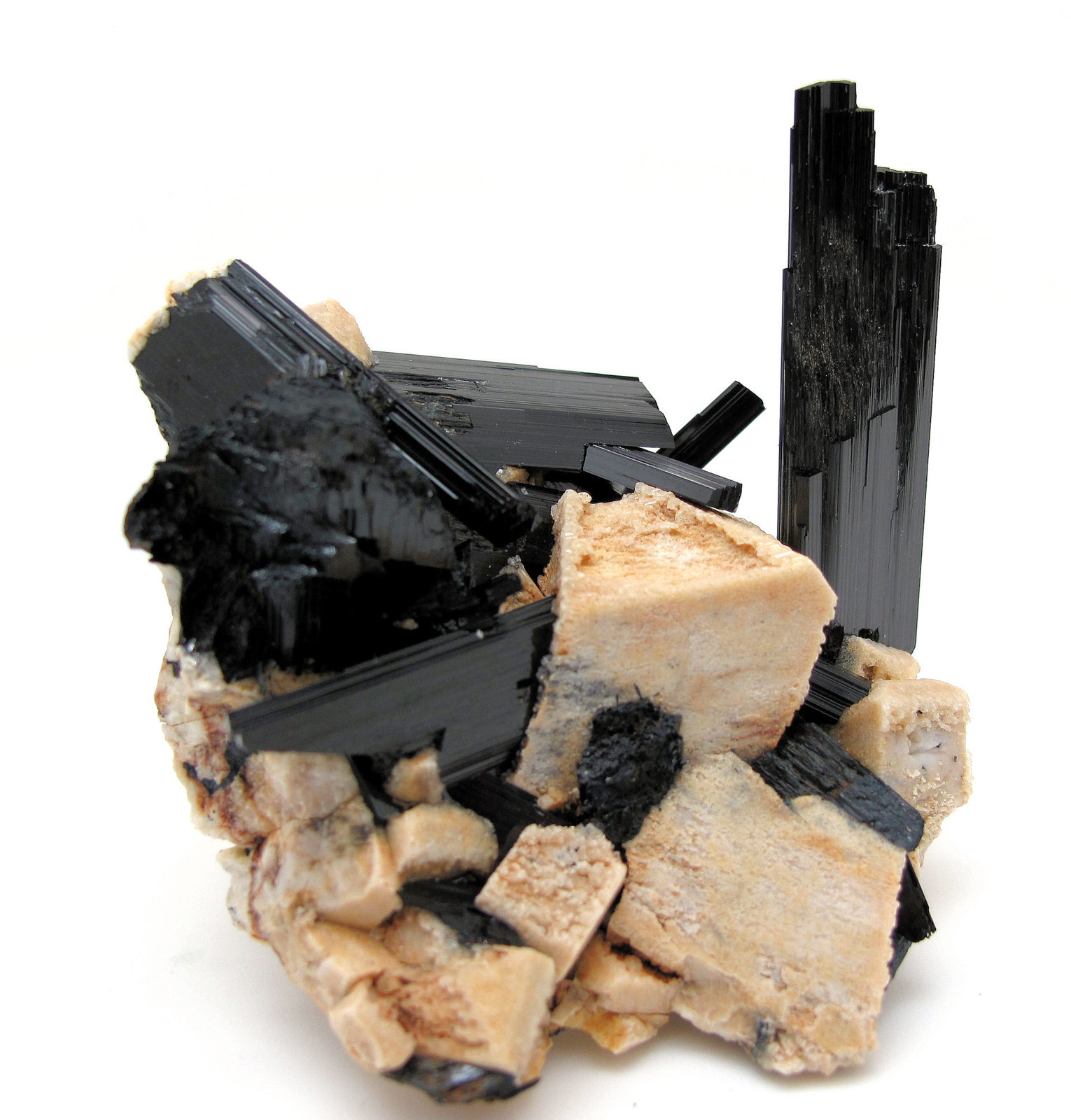 Arfvedsonita, ortoclasa
72 mm x 56 mm. Cristal principal: 48 mm de altura
(Autor: Carles Millan)