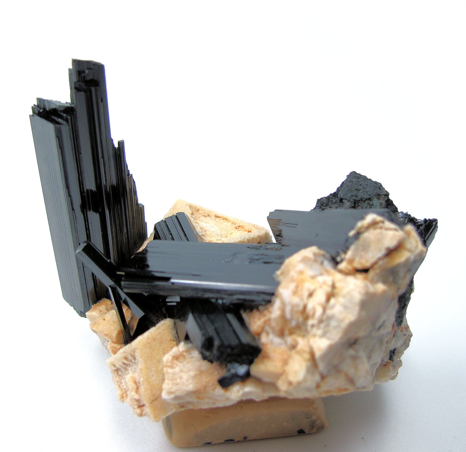 Arfvedsonita, ortoclasa
72 mm x 56 mm. Cristal principal: 48 mm de altura
(Autor: Carles Millan)