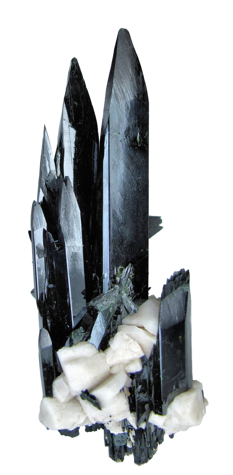 Aegirina, Ortoclasa, Zircón
108mm x 51mm. Cristal principal de aegirina: 12mm de anchura, 92mm de altura
(Autor: Carles Millan)