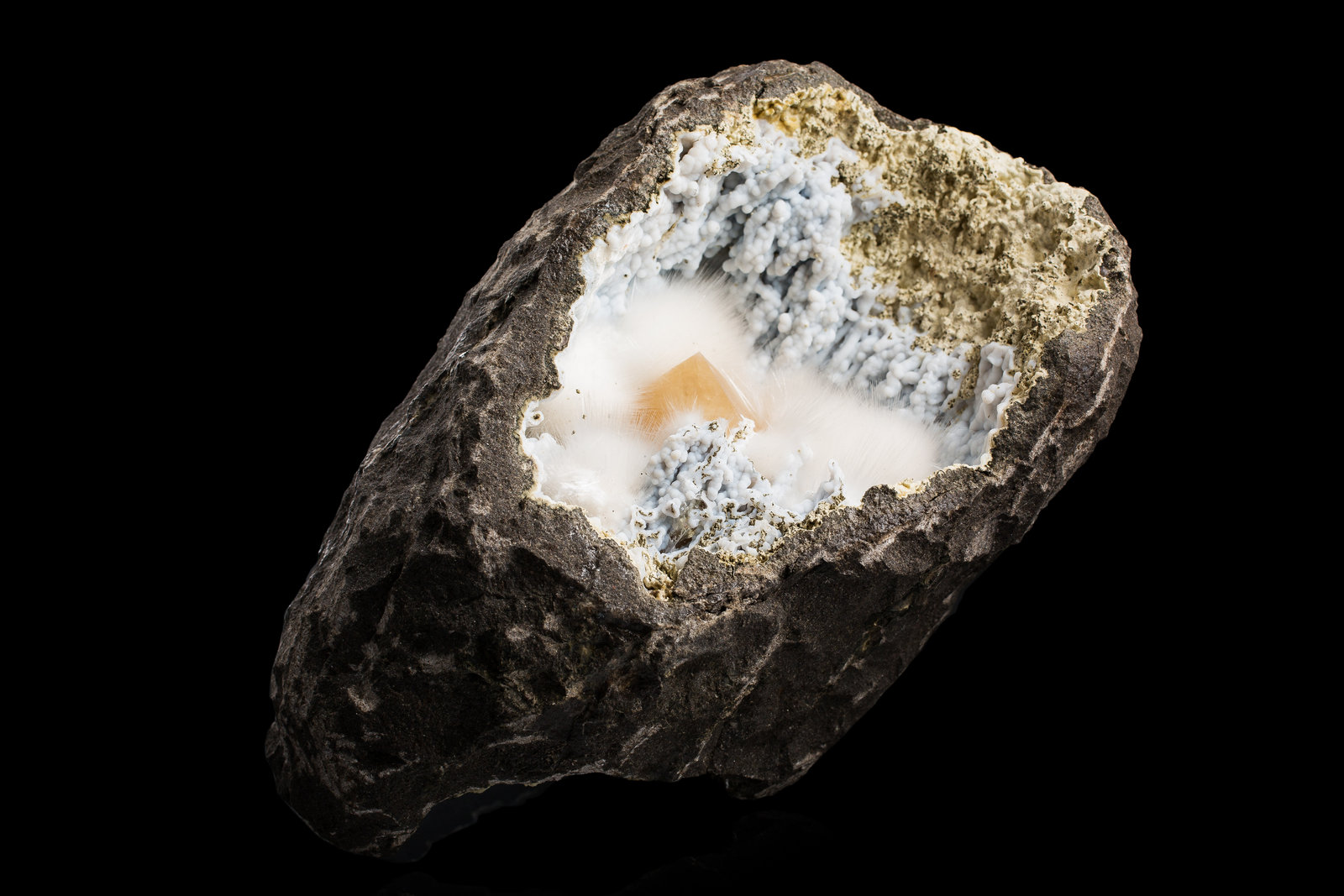 Mordenita con Cuarzo (variedad calcedonia)
19 x 12 x 10,5 cm
(Autor: Museo MIM)
