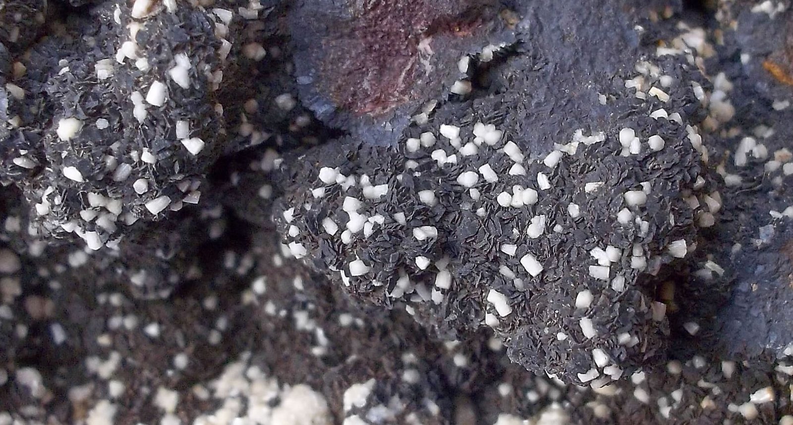 Fluorapatito (Grupo Apatito) y goethita pseudomórfica de siderita
7 x 5 cm
(Autor: Cristalino)