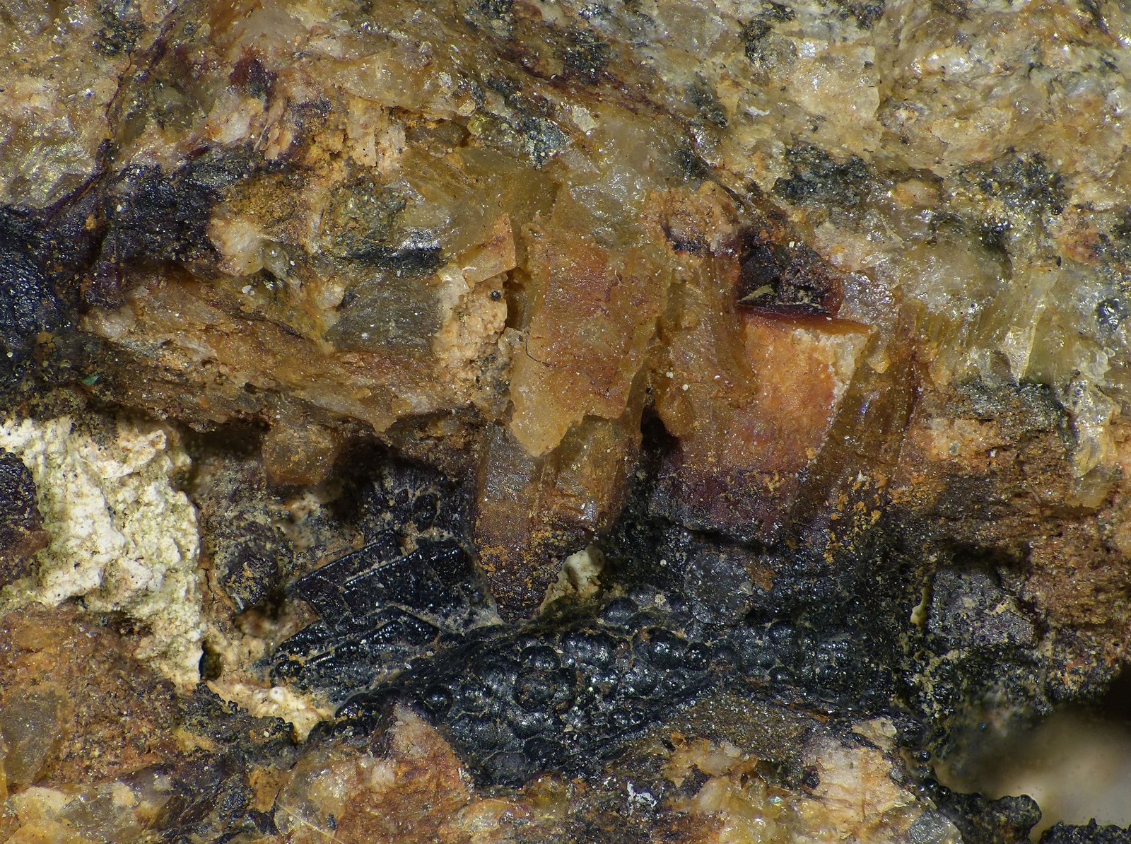 Goethita, Dolomita
c.v. 10mm
(Autor: Javier Rodriguez)