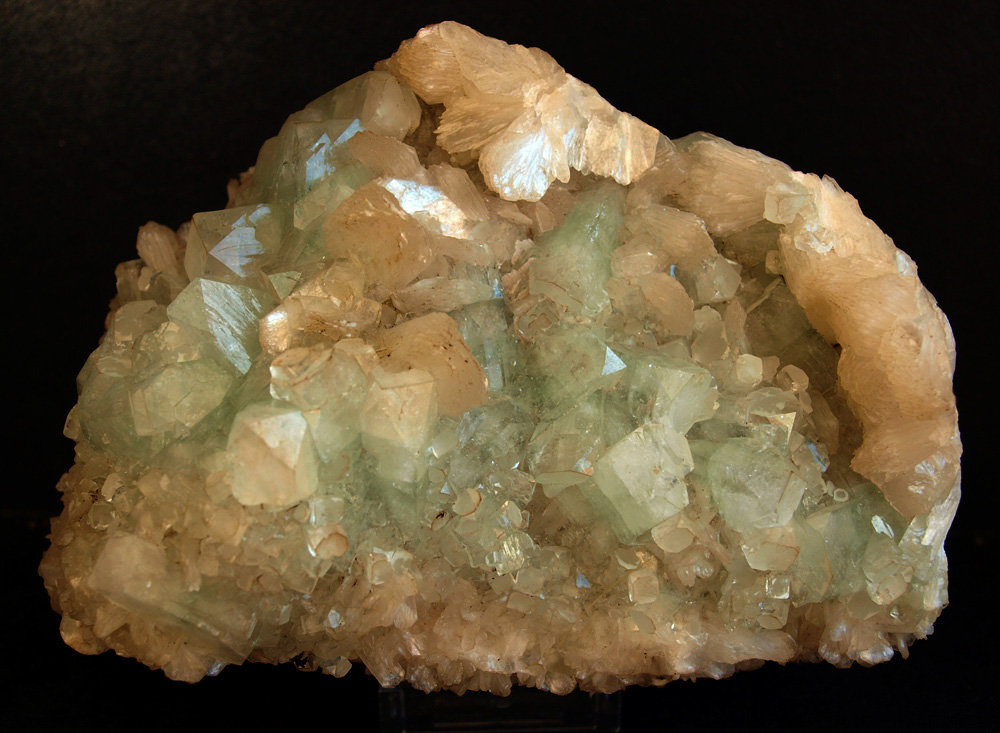 Stilbita-Ca (Estilbita-Ca) y Fluorapophyllita-(K) (Apofilita)
14 x 10 cm
(Autor: Pedro Antonio)